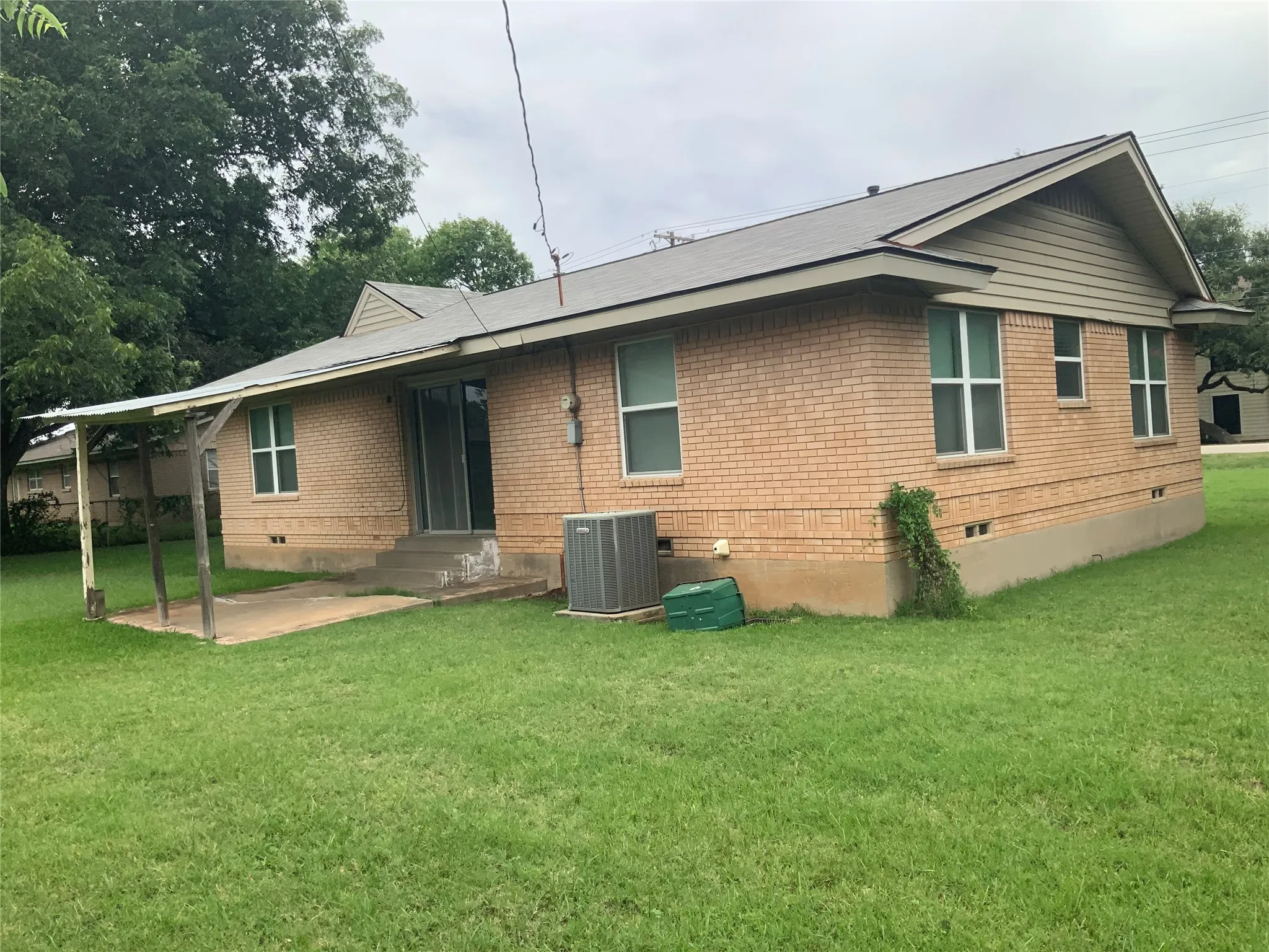 Single Family Residence For Sale in Ellis County , 1421 N 9th Street, Midlothian, Texas 76065, 3 Bedroom, 2 Bathroom, 2 Garage spaces, 1,177 Sqft, built in 1960, mls#21313557, Real Estate Agent in Midlothian, Homes For Sale in Ellis county, Homes For Sale in Midlothian, Realtor in Midlothian Texas, Real Estate Brokerage Independent Realty Texas, Luminita Cordes Realtor