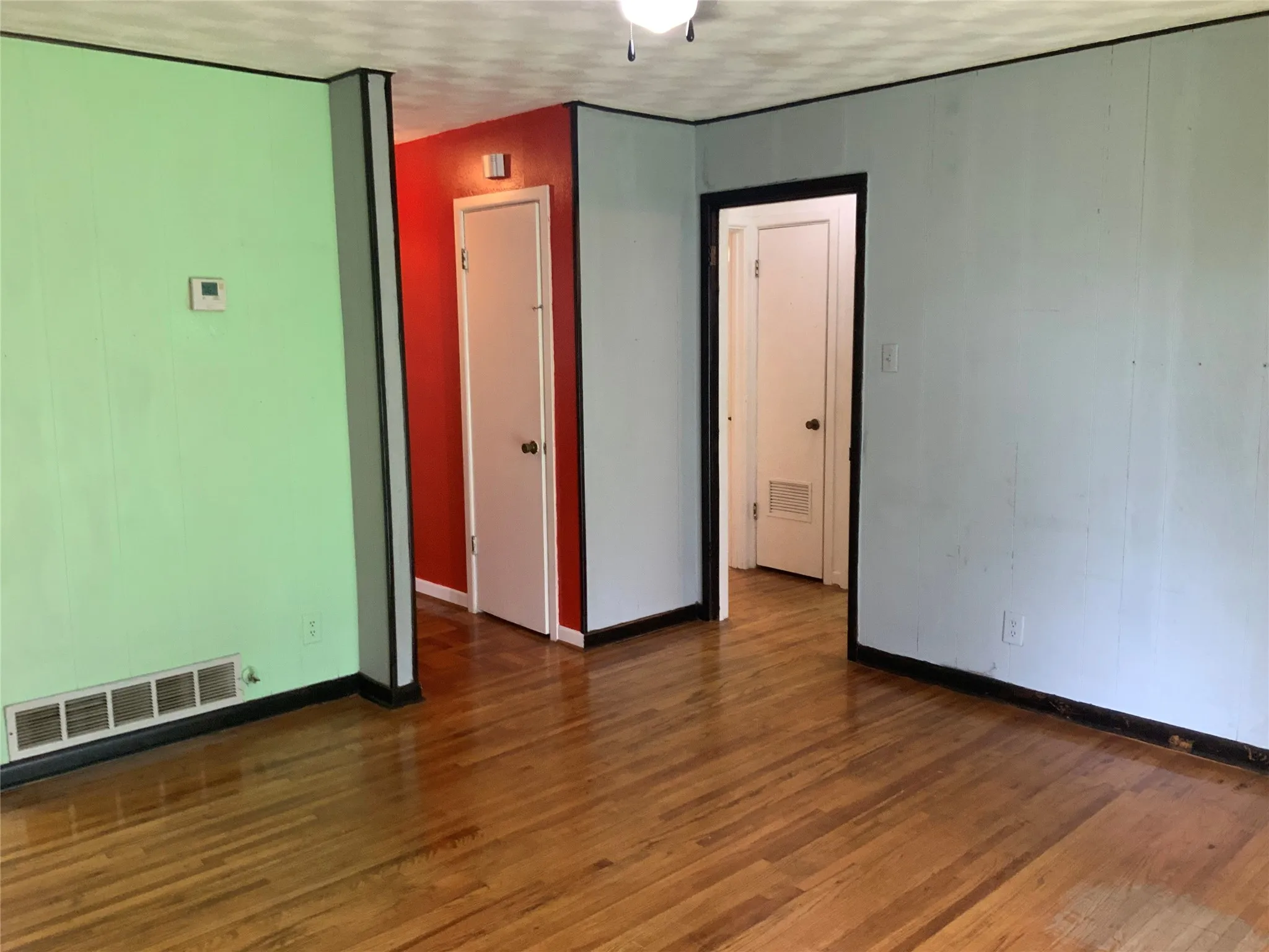 Single Family Residence For Sale in Ellis County , 1421 N 9th Street, Midlothian, Texas 76065, 3 Bedroom, 2 Bathroom, 2 Garage spaces, 1,177 Sqft, built in 1960, mls#21313557, Real Estate Agent in Midlothian, Homes For Sale in Ellis county, Homes For Sale in Midlothian, Realtor in Midlothian Texas, Real Estate Brokerage Independent Realty Texas, Luminita Cordes Realtor