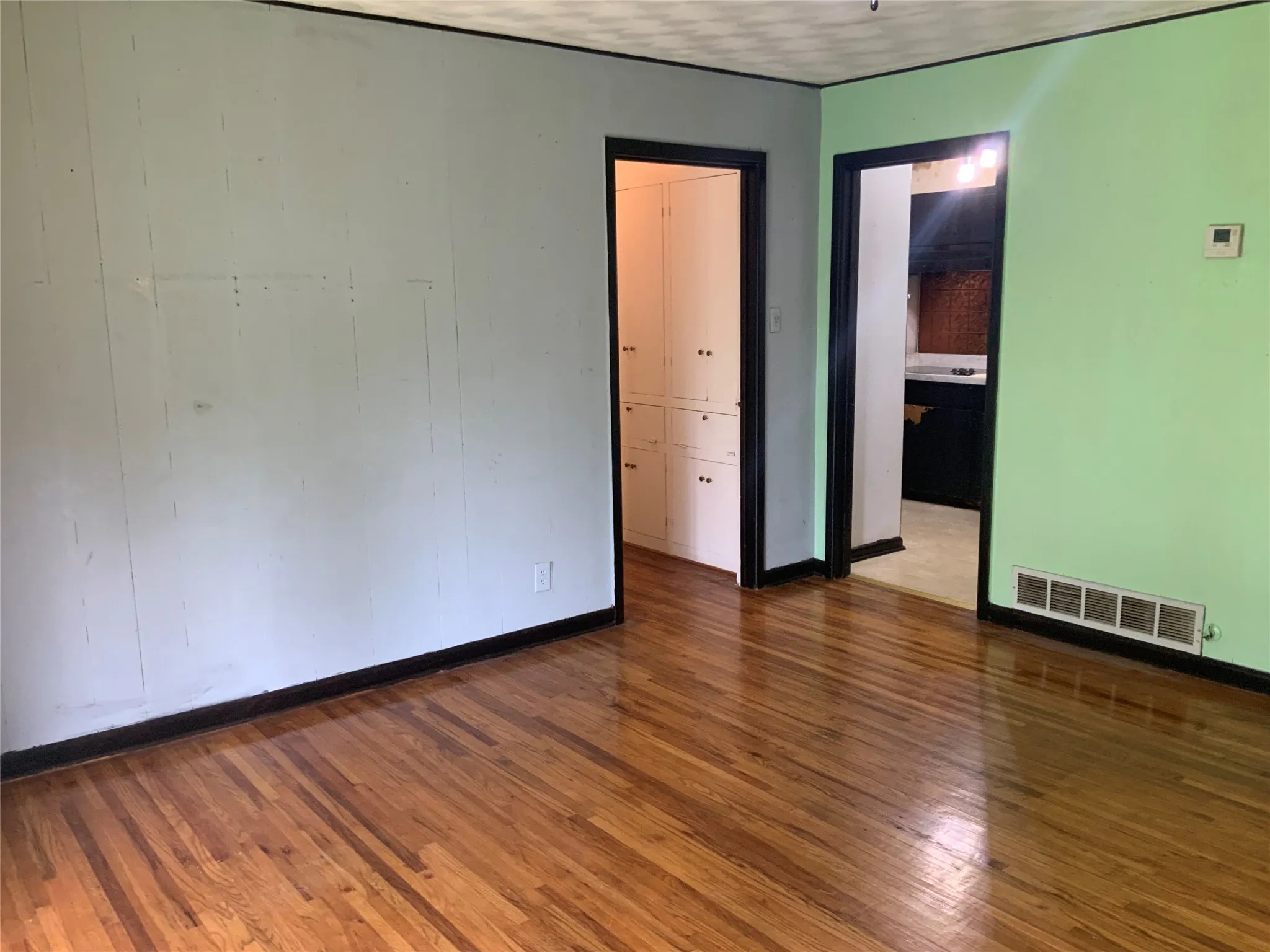 Single Family Residence For Sale in Ellis County , 1421 N 9th Street, Midlothian, Texas 76065, 3 Bedroom, 2 Bathroom, 2 Garage spaces, 1,177 Sqft, built in 1960, mls#21313557, Real Estate Agent in Midlothian, Homes For Sale in Ellis county, Homes For Sale in Midlothian, Realtor in Midlothian Texas, Real Estate Brokerage Independent Realty Texas, Luminita Cordes Realtor