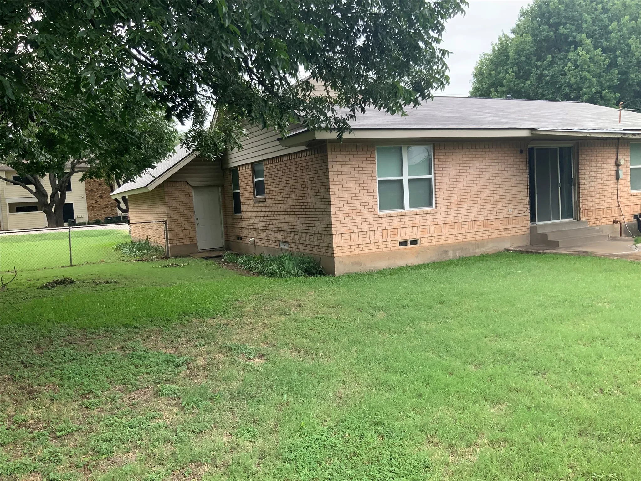 Single Family Residence For Sale in Ellis County , 1421 N 9th Street, Midlothian, Texas 76065, 3 Bedroom, 2 Bathroom, 2 Garage spaces, 1,177 Sqft, built in 1960, mls#21313557, Real Estate Agent in Midlothian, Homes For Sale in Ellis county, Homes For Sale in Midlothian, Realtor in Midlothian Texas, Real Estate Brokerage Independent Realty Texas, Luminita Cordes Realtor