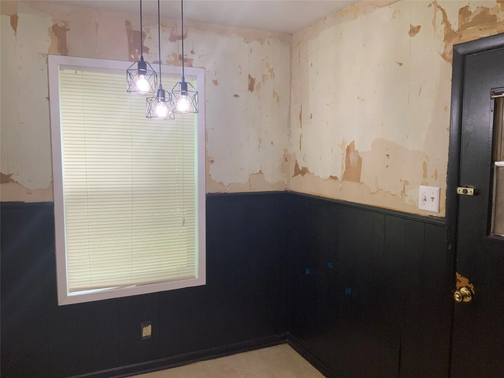 Single Family Residence For Sale in Ellis County , 1421 N 9th Street, Midlothian, Texas 76065, 3 Bedroom, 2 Bathroom, 2 Garage spaces, 1,177 Sqft, built in 1960, mls#21313557, Real Estate Agent in Midlothian, Homes For Sale in Ellis county, Homes For Sale in Midlothian, Realtor in Midlothian Texas, Real Estate Brokerage Independent Realty Texas, Luminita Cordes Realtor