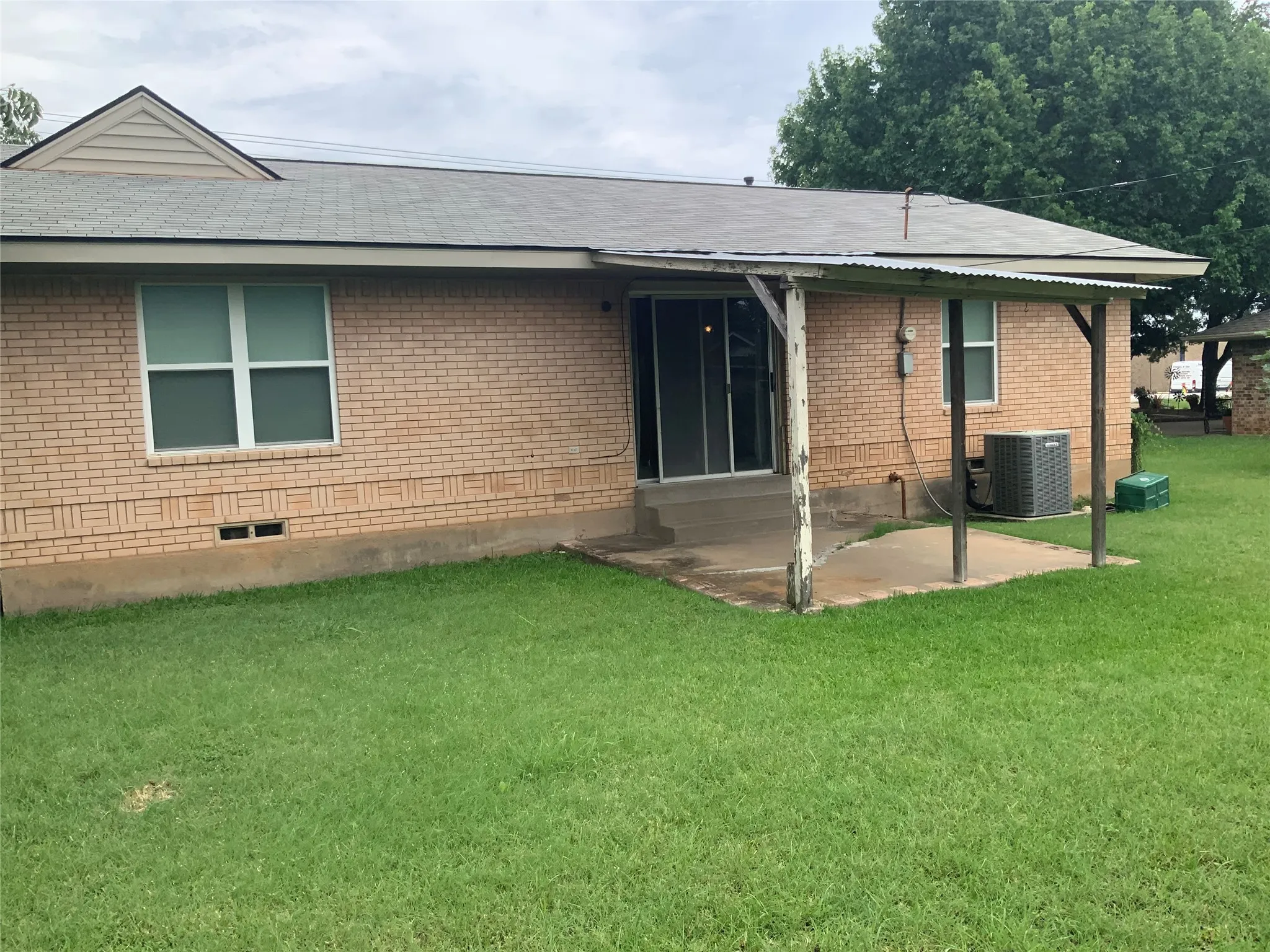 Single Family Residence For Sale in Ellis County , 1421 N 9th Street, Midlothian, Texas 76065, 3 Bedroom, 2 Bathroom, 2 Garage spaces, 1,177 Sqft, built in 1960, mls#21313557, Real Estate Agent in Midlothian, Homes For Sale in Ellis county, Homes For Sale in Midlothian, Realtor in Midlothian Texas, Real Estate Brokerage Independent Realty Texas, Luminita Cordes Realtor