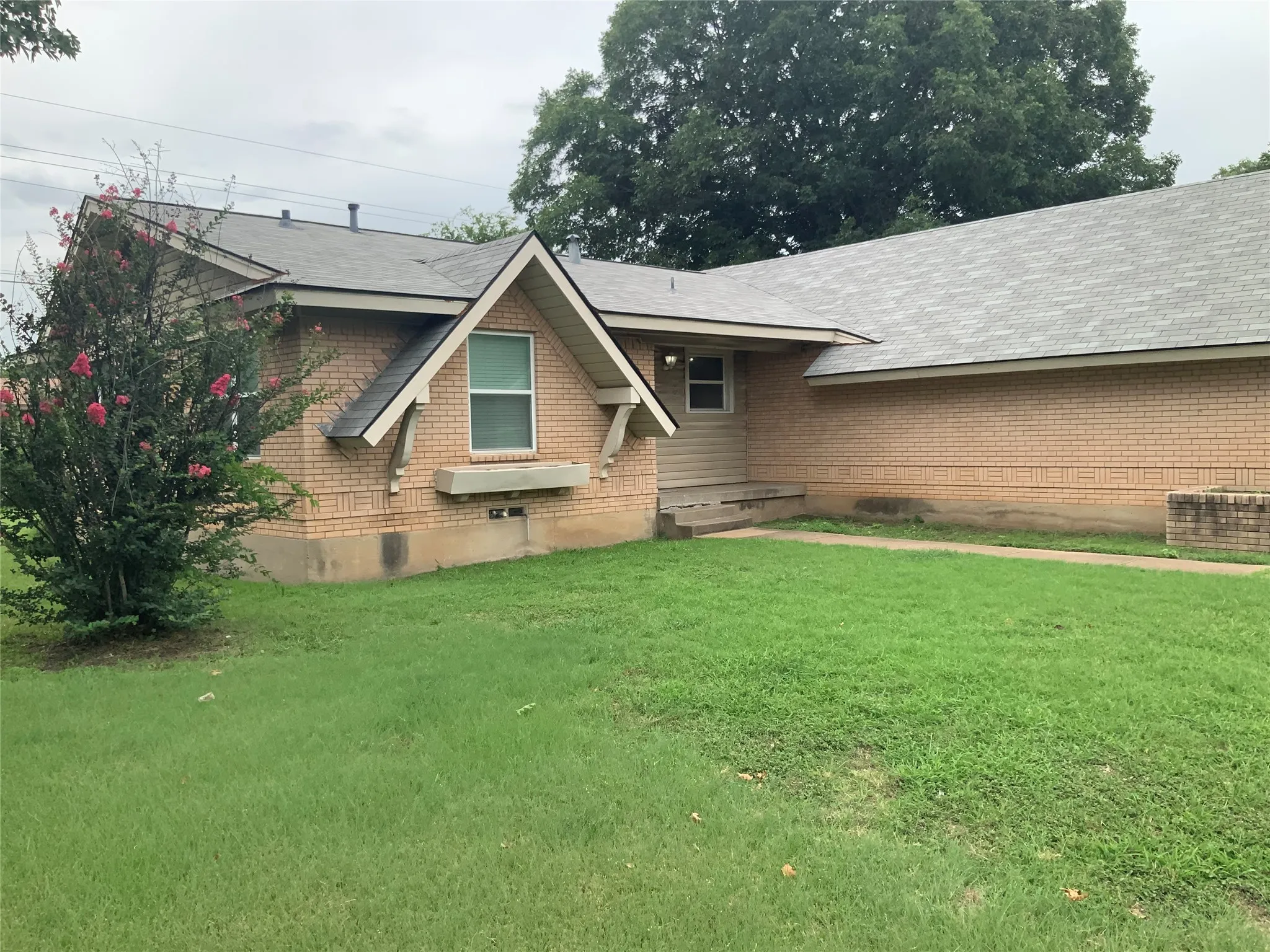 Single Family Residence For Sale in Ellis County , 1421 N 9th Street, Midlothian, Texas 76065, 3 Bedroom, 2 Bathroom, 2 Garage spaces, 1,177 Sqft, built in 1960, mls#21313557, Real Estate Agent in Midlothian, Homes For Sale in Ellis county, Homes For Sale in Midlothian, Realtor in Midlothian Texas, Real Estate Brokerage Independent Realty Texas, Luminita Cordes Realtor