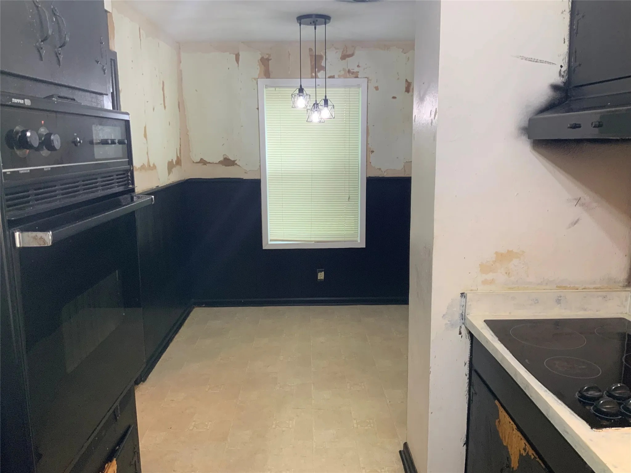 Single Family Residence For Sale in Ellis County , 1421 N 9th Street, Midlothian, Texas 76065, 3 Bedroom, 2 Bathroom, 2 Garage spaces, 1,177 Sqft, built in 1960, mls#21313557, Real Estate Agent in Midlothian, Homes For Sale in Ellis county, Homes For Sale in Midlothian, Realtor in Midlothian Texas, Real Estate Brokerage Independent Realty Texas, Luminita Cordes Realtor