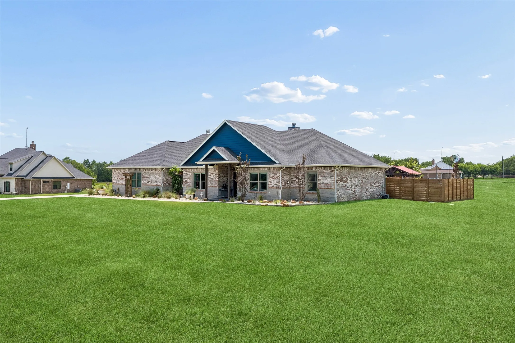 Single Family Residence For Sale in Kaufman County , 1000 Winding Wood Trail, Scurry, Texas 75158, 4 Bedroom, 3 Bathroom, 2 Garage spaces, 2,753 Sqft, built in 2021, mls#21308801, Real Estate Agent in Scurry, Homes For Sale in Kaufman county, Homes For Sale in Scurry, Realtor in Scurry Texas, Real Estate Brokerage Independent Realty Texas, Luminita Cordes Realtor