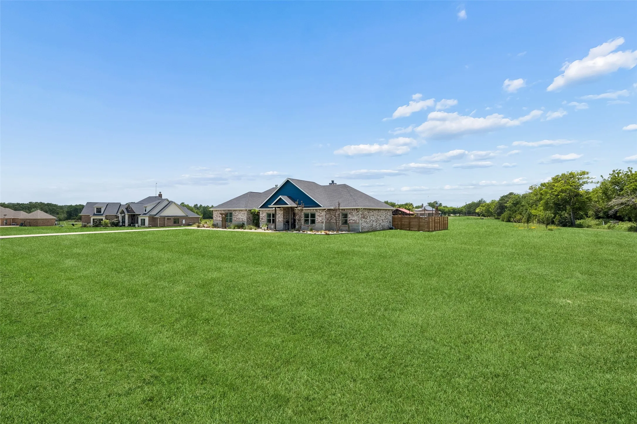 Single Family Residence For Sale in Kaufman County , 1000 Winding Wood Trail, Scurry, Texas 75158, 4 Bedroom, 3 Bathroom, 2 Garage spaces, 2,753 Sqft, built in 2021, mls#21308801, Real Estate Agent in Scurry, Homes For Sale in Kaufman county, Homes For Sale in Scurry, Realtor in Scurry Texas, Real Estate Brokerage Independent Realty Texas, Luminita Cordes Realtor