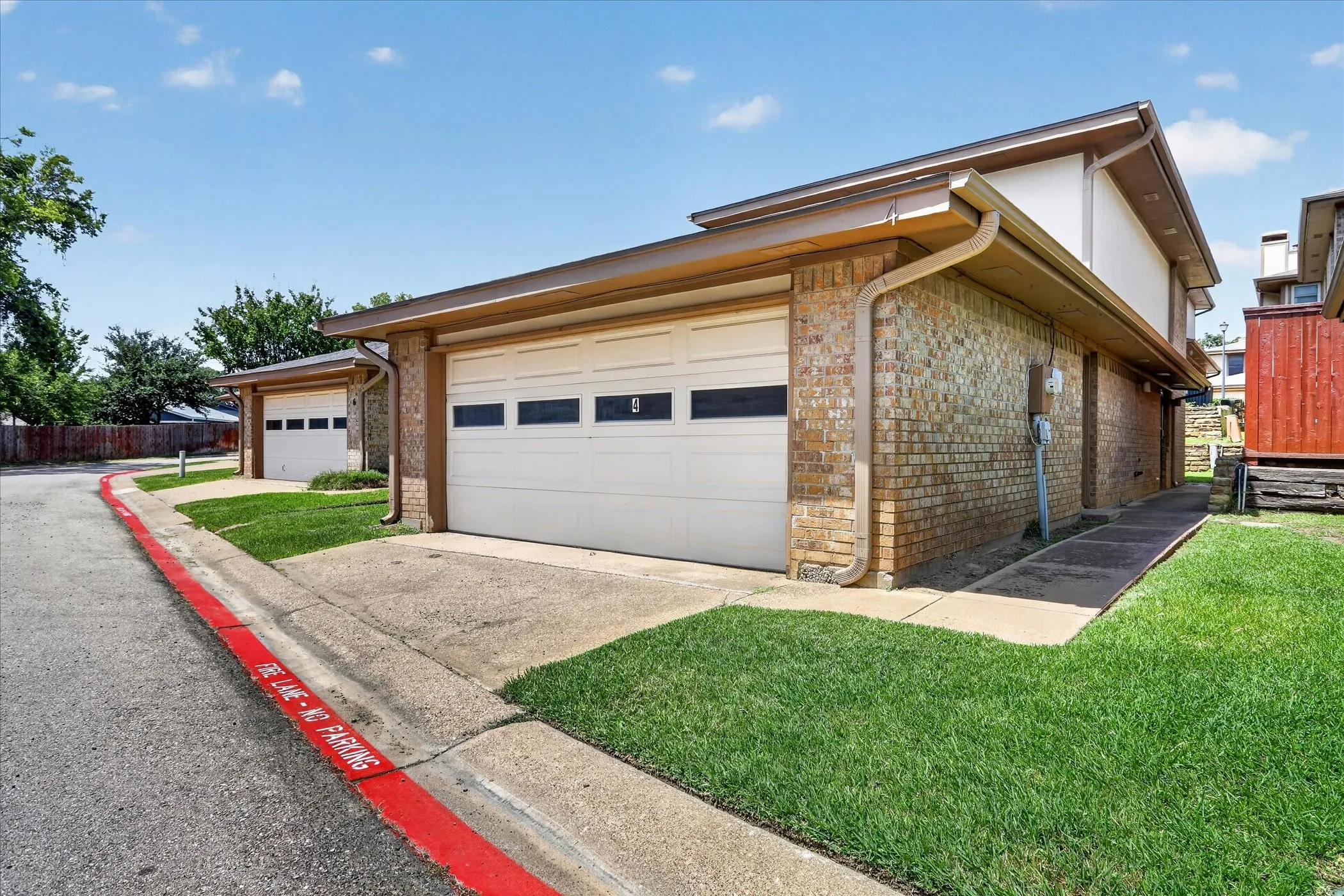 Townhouse For Sale in Tarrant County , 4 Cedar Lane, Bedford, Texas 76021, 2 Bedroom, 2 Bathroom, 2 Garage spaces, 1,609 Sqft, built in 1984, mls#21312976, Real Estate Agent in Bedford, Homes For Sale in Tarrant county, Homes For Sale in Bedford, Realtor in Bedford Texas, Real Estate Brokerage Independent Realty Texas, Luminita Cordes Realtor