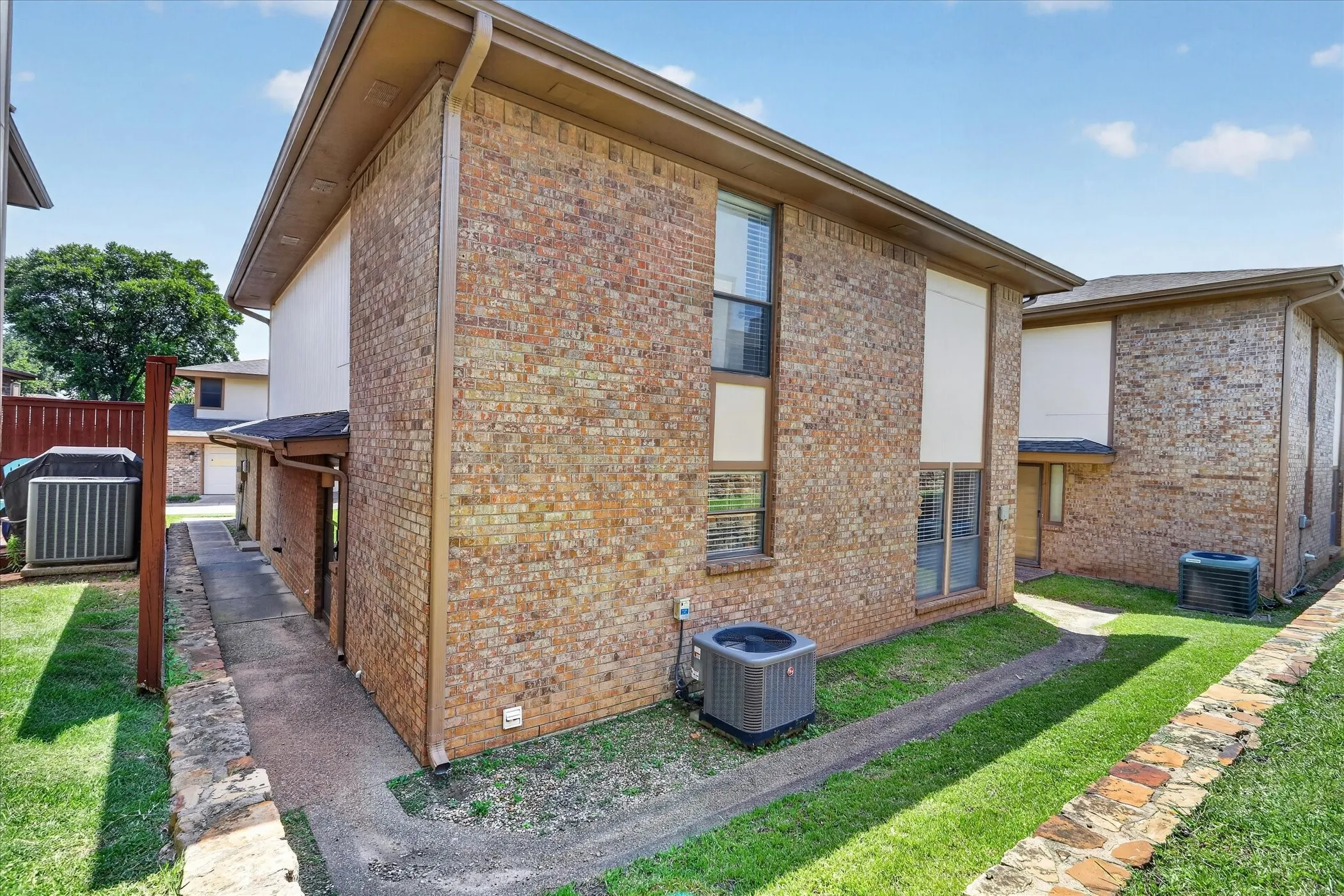 Townhouse For Sale in Tarrant County , 4 Cedar Lane, Bedford, Texas 76021, 2 Bedroom, 2 Bathroom, 2 Garage spaces, 1,609 Sqft, built in 1984, mls#21312976, Real Estate Agent in Bedford, Homes For Sale in Tarrant county, Homes For Sale in Bedford, Realtor in Bedford Texas, Real Estate Brokerage Independent Realty Texas, Luminita Cordes Realtor