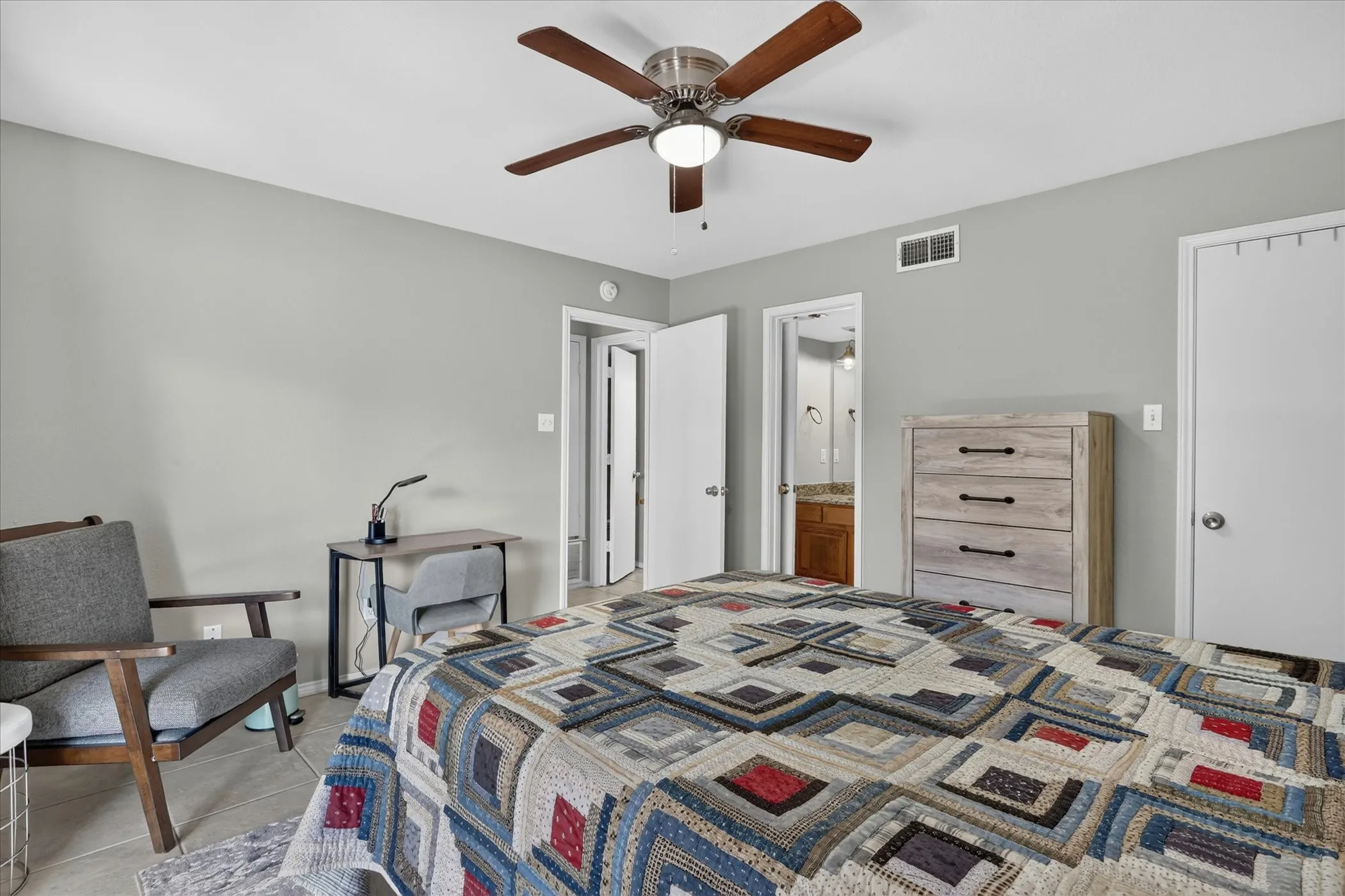Townhouse For Sale in Tarrant County , 4 Cedar Lane, Bedford, Texas 76021, 2 Bedroom, 2 Bathroom, 2 Garage spaces, 1,609 Sqft, built in 1984, mls#21312976, Real Estate Agent in Bedford, Homes For Sale in Tarrant county, Homes For Sale in Bedford, Realtor in Bedford Texas, Real Estate Brokerage Independent Realty Texas, Luminita Cordes Realtor