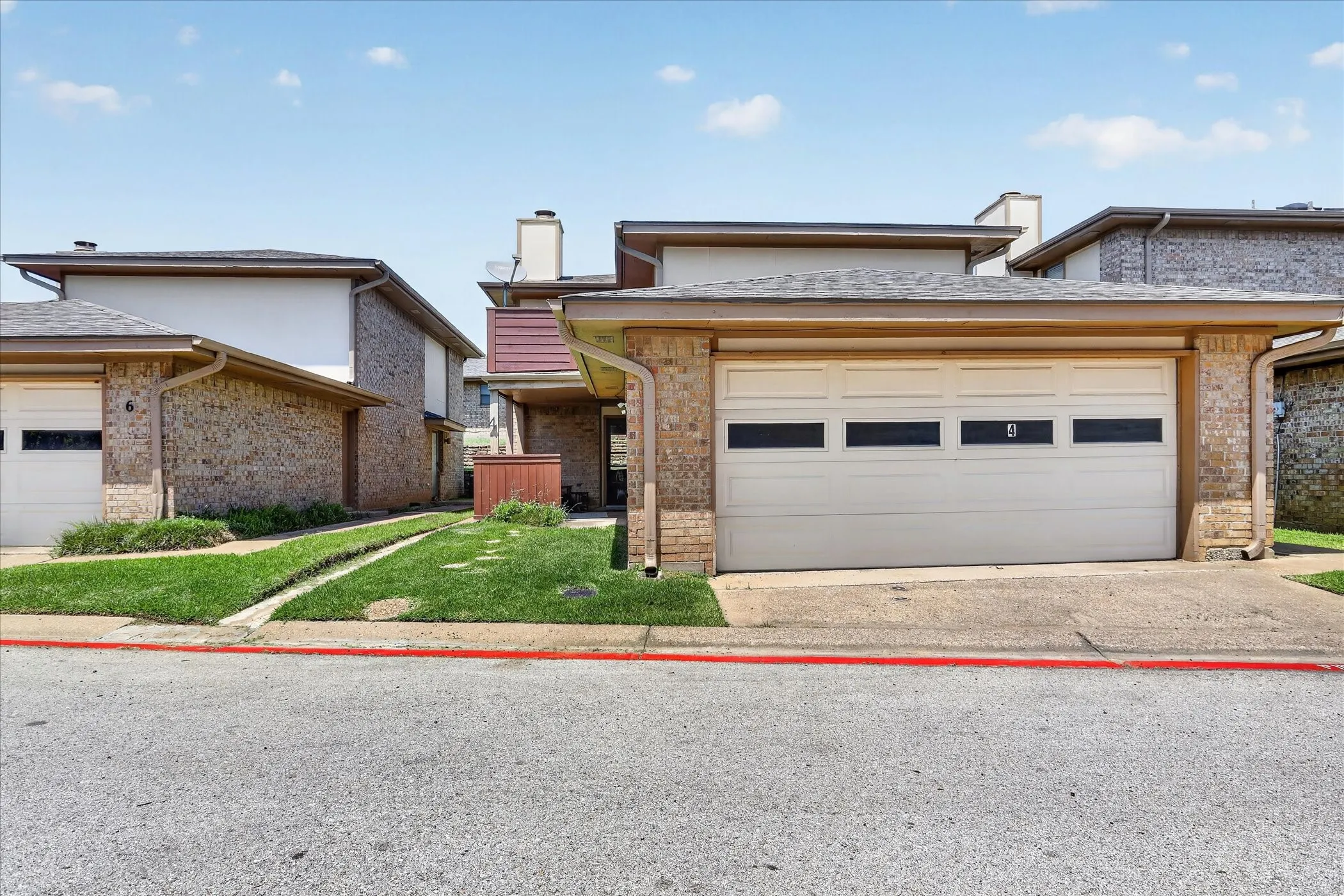 Townhouse For Sale in Tarrant County , 4 Cedar Lane, Bedford, Texas 76021, 2 Bedroom, 2 Bathroom, 2 Garage spaces, 1,609 Sqft, built in 1984, mls#21312976, Real Estate Agent in Bedford, Homes For Sale in Tarrant county, Homes For Sale in Bedford, Realtor in Bedford Texas, Real Estate Brokerage Independent Realty Texas, Luminita Cordes Realtor