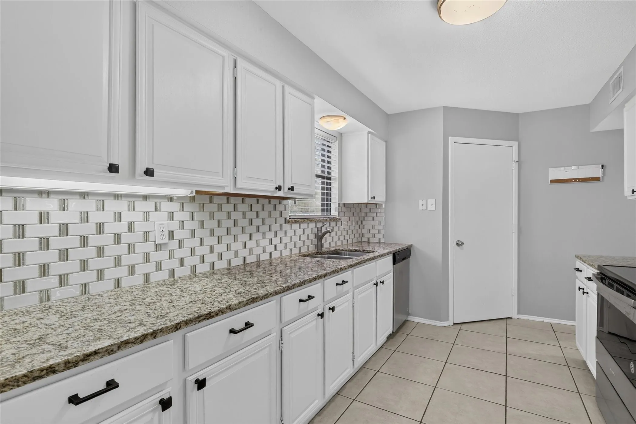 Townhouse For Sale in Tarrant County , 4 Cedar Lane, Bedford, Texas 76021, 2 Bedroom, 2 Bathroom, 2 Garage spaces, 1,609 Sqft, built in 1984, mls#21312976, Real Estate Agent in Bedford, Homes For Sale in Tarrant county, Homes For Sale in Bedford, Realtor in Bedford Texas, Real Estate Brokerage Independent Realty Texas, Luminita Cordes Realtor