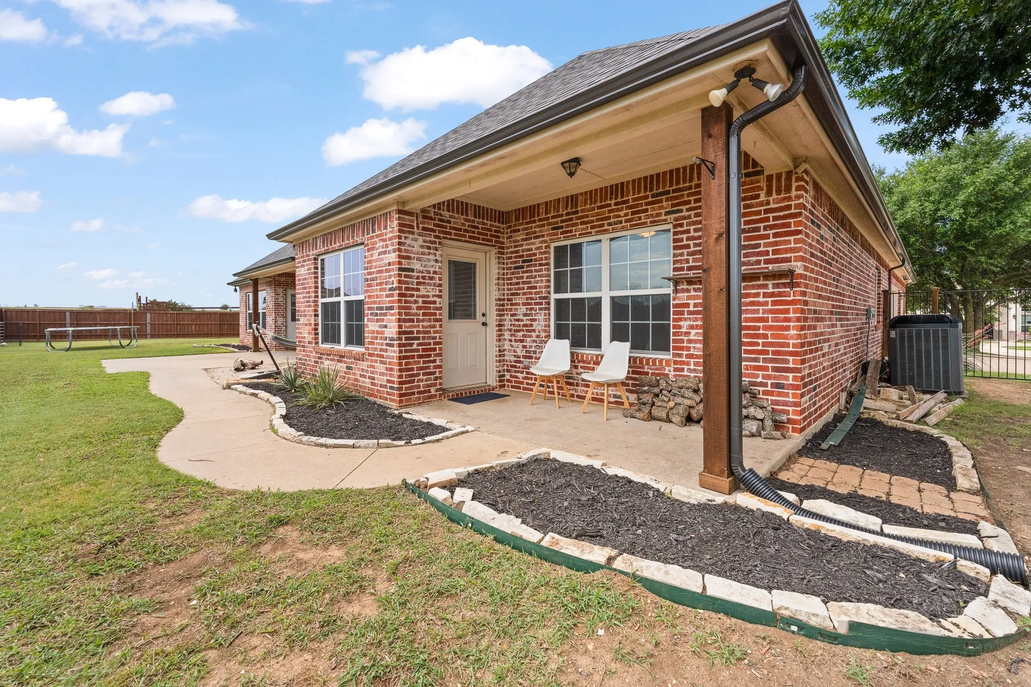 Single Family Residence For Sale in Johnson County , 2211 Nottaway Drive, Cleburne, Texas 76033, 3 Bedroom, 2 Bathroom, 3 Garage spaces, 2,616 Sqft, built in 2007, mls#21312973, Real Estate Agent in Cleburne, Homes For Sale in Johnson county, Homes For Sale in Cleburne, Realtor in Cleburne Texas, Real Estate Brokerage Independent Realty Texas, Luminita Cordes Realtor