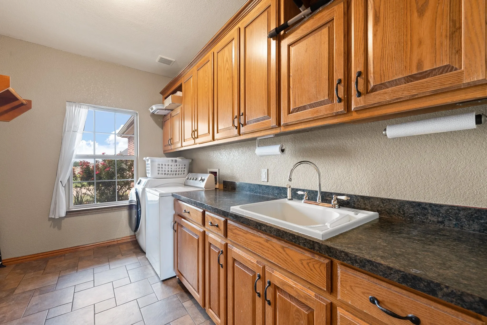 Single Family Residence For Sale in Johnson County , 2211 Nottaway Drive, Cleburne, Texas 76033, 3 Bedroom, 2 Bathroom, 3 Garage spaces, 2,616 Sqft, built in 2007, mls#21312973, Real Estate Agent in Cleburne, Homes For Sale in Johnson county, Homes For Sale in Cleburne, Realtor in Cleburne Texas, Real Estate Brokerage Independent Realty Texas, Luminita Cordes Realtor