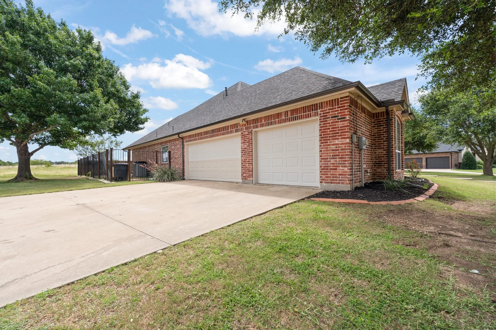 Single Family Residence For Sale in Johnson County , 2211 Nottaway Drive, Cleburne, Texas 76033, 3 Bedroom, 2 Bathroom, 3 Garage spaces, 2,616 Sqft, built in 2007, mls#21312973, Real Estate Agent in Cleburne, Homes For Sale in Johnson county, Homes For Sale in Cleburne, Realtor in Cleburne Texas, Real Estate Brokerage Independent Realty Texas, Luminita Cordes Realtor