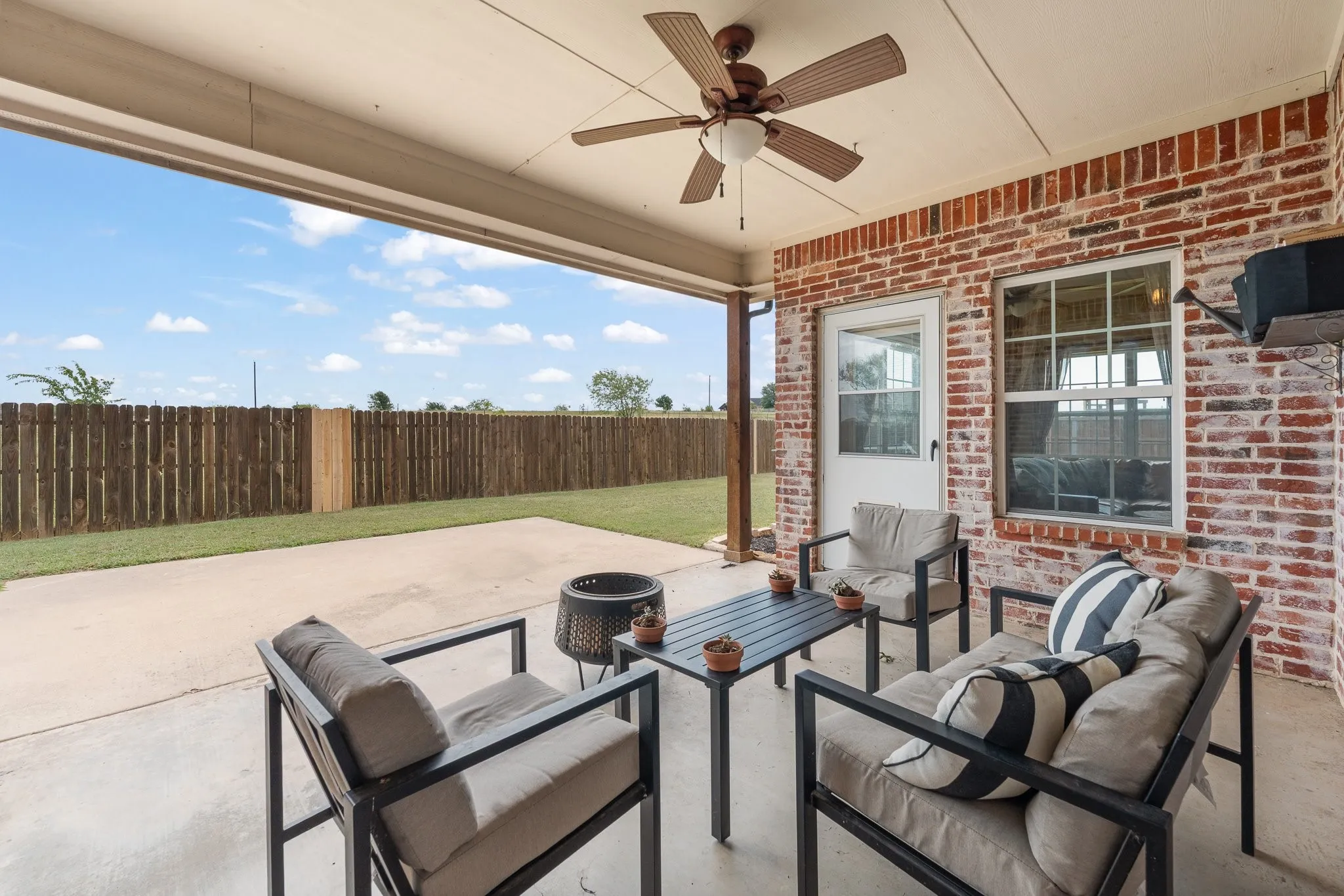 Single Family Residence For Sale in Johnson County , 2211 Nottaway Drive, Cleburne, Texas 76033, 3 Bedroom, 2 Bathroom, 3 Garage spaces, 2,616 Sqft, built in 2007, mls#21312973, Real Estate Agent in Cleburne, Homes For Sale in Johnson county, Homes For Sale in Cleburne, Realtor in Cleburne Texas, Real Estate Brokerage Independent Realty Texas, Luminita Cordes Realtor
