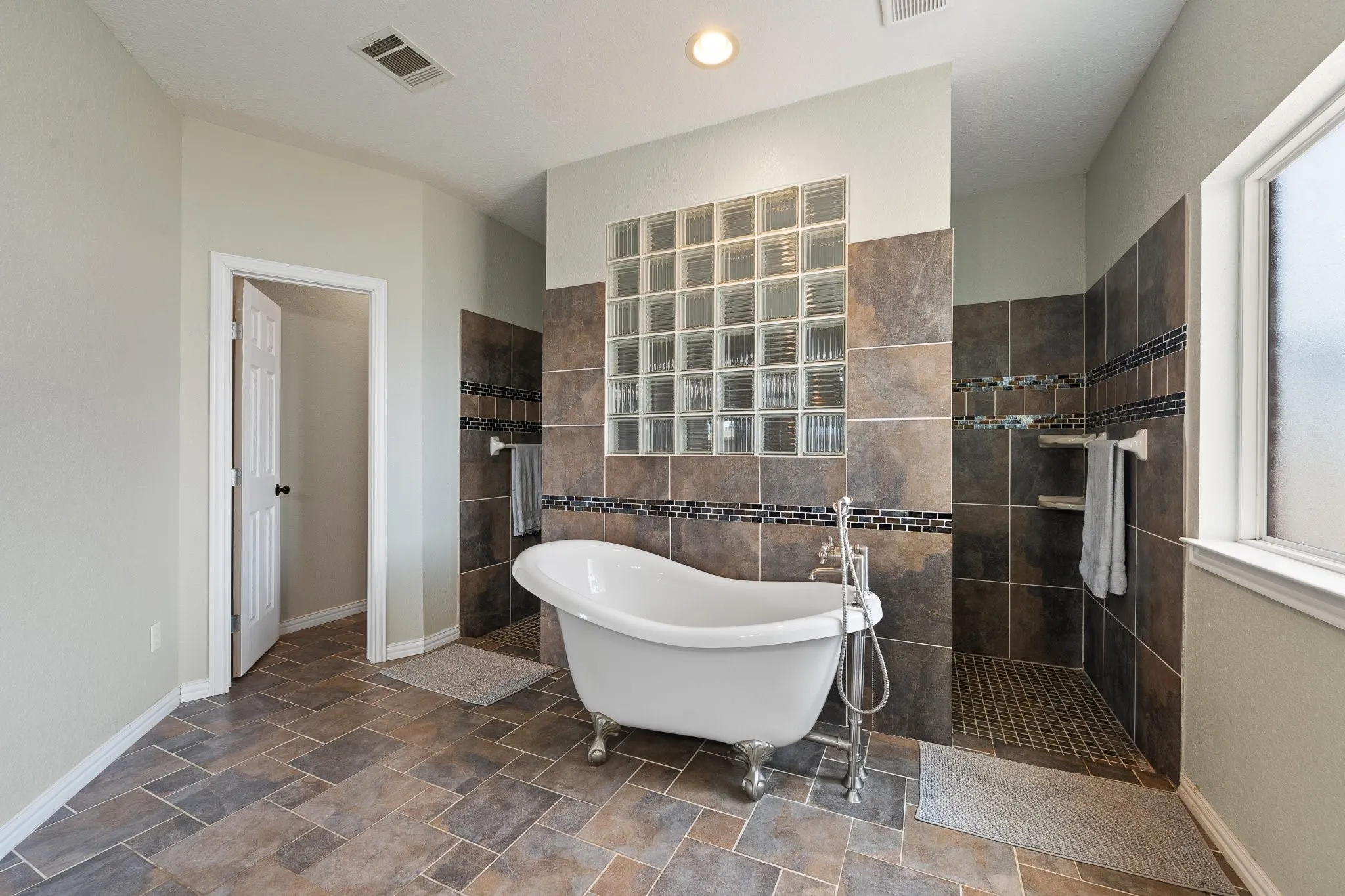 Single Family Residence For Sale in Johnson County , 2211 Nottaway Drive, Cleburne, Texas 76033, 3 Bedroom, 2 Bathroom, 3 Garage spaces, 2,616 Sqft, built in 2007, mls#21312973, Real Estate Agent in Cleburne, Homes For Sale in Johnson county, Homes For Sale in Cleburne, Realtor in Cleburne Texas, Real Estate Brokerage Independent Realty Texas, Luminita Cordes Realtor