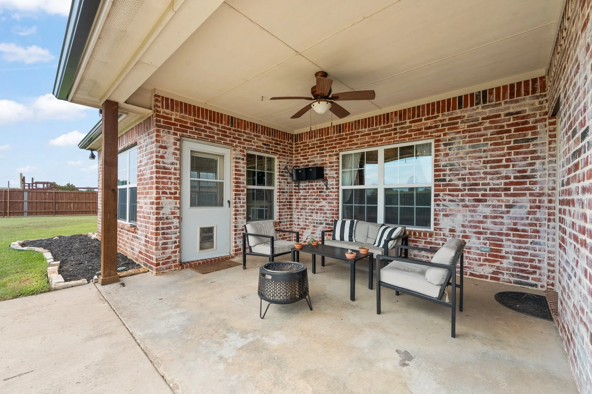 Single Family Residence For Sale in Johnson County , 2211 Nottaway Drive, Cleburne, Texas 76033, 3 Bedroom, 2 Bathroom, 3 Garage spaces, 2,616 Sqft, built in 2007, mls#21312973, Real Estate Agent in Cleburne, Homes For Sale in Johnson county, Homes For Sale in Cleburne, Realtor in Cleburne Texas, Real Estate Brokerage Independent Realty Texas, Luminita Cordes Realtor