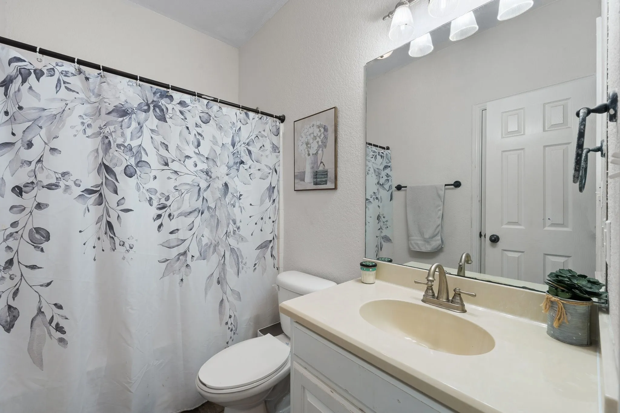 Single Family Residence For Sale in Johnson County , 2211 Nottaway Drive, Cleburne, Texas 76033, 3 Bedroom, 2 Bathroom, 3 Garage spaces, 2,616 Sqft, built in 2007, mls#21312973, Real Estate Agent in Cleburne, Homes For Sale in Johnson county, Homes For Sale in Cleburne, Realtor in Cleburne Texas, Real Estate Brokerage Independent Realty Texas, Luminita Cordes Realtor