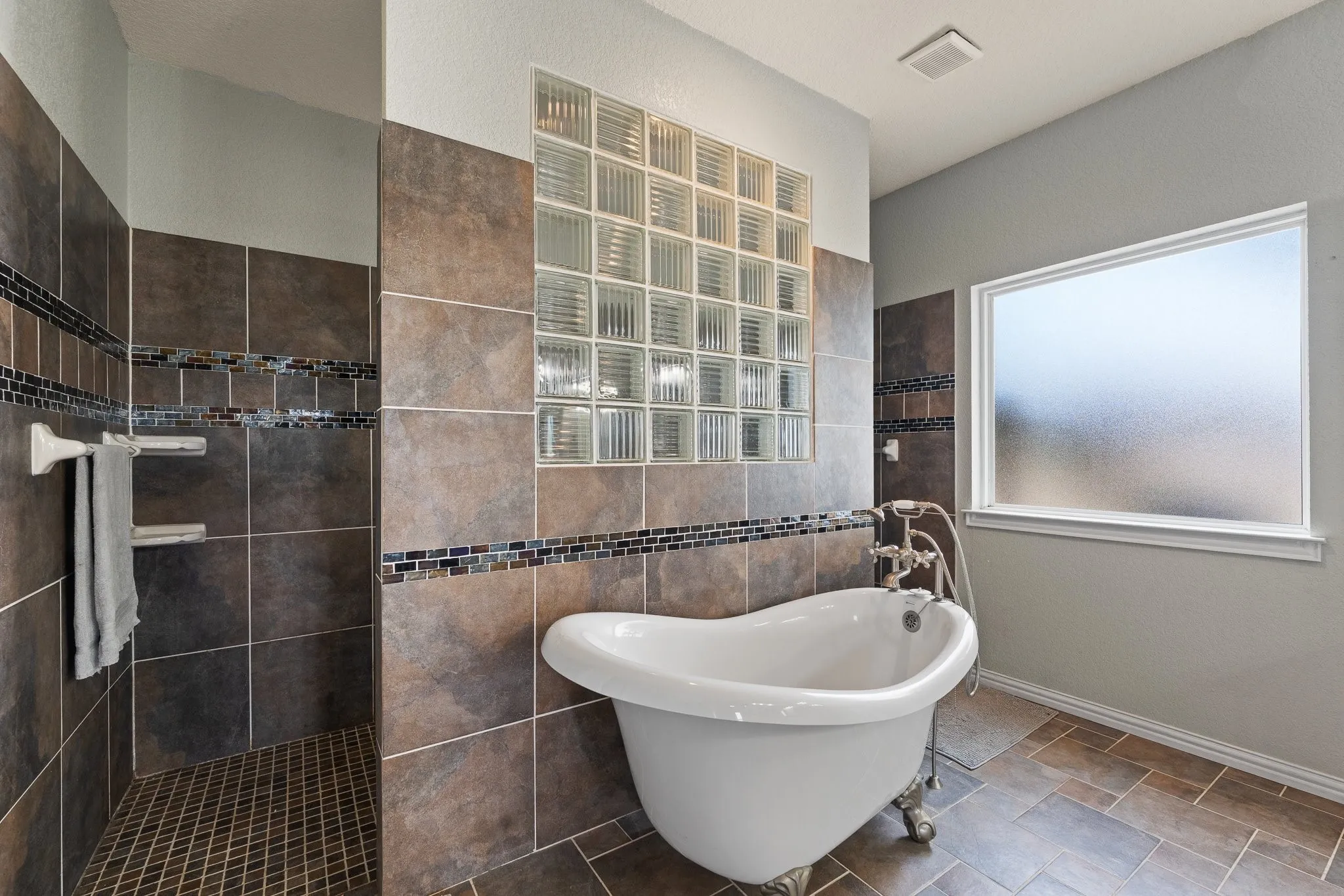 Single Family Residence For Sale in Johnson County , 2211 Nottaway Drive, Cleburne, Texas 76033, 3 Bedroom, 2 Bathroom, 3 Garage spaces, 2,616 Sqft, built in 2007, mls#21312973, Real Estate Agent in Cleburne, Homes For Sale in Johnson county, Homes For Sale in Cleburne, Realtor in Cleburne Texas, Real Estate Brokerage Independent Realty Texas, Luminita Cordes Realtor