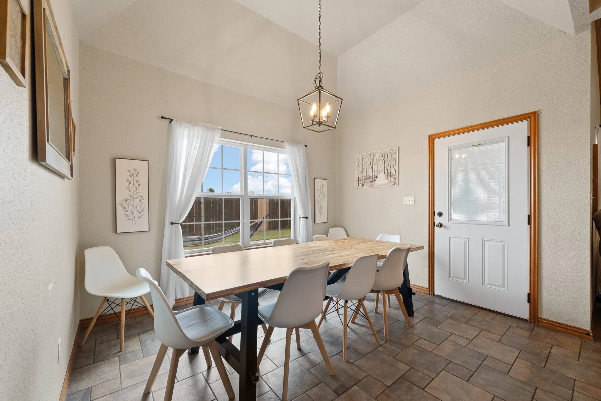 Single Family Residence For Sale in Johnson County , 2211 Nottaway Drive, Cleburne, Texas 76033, 3 Bedroom, 2 Bathroom, 3 Garage spaces, 2,616 Sqft, built in 2007, mls#21312973, Real Estate Agent in Cleburne, Homes For Sale in Johnson county, Homes For Sale in Cleburne, Realtor in Cleburne Texas, Real Estate Brokerage Independent Realty Texas, Luminita Cordes Realtor