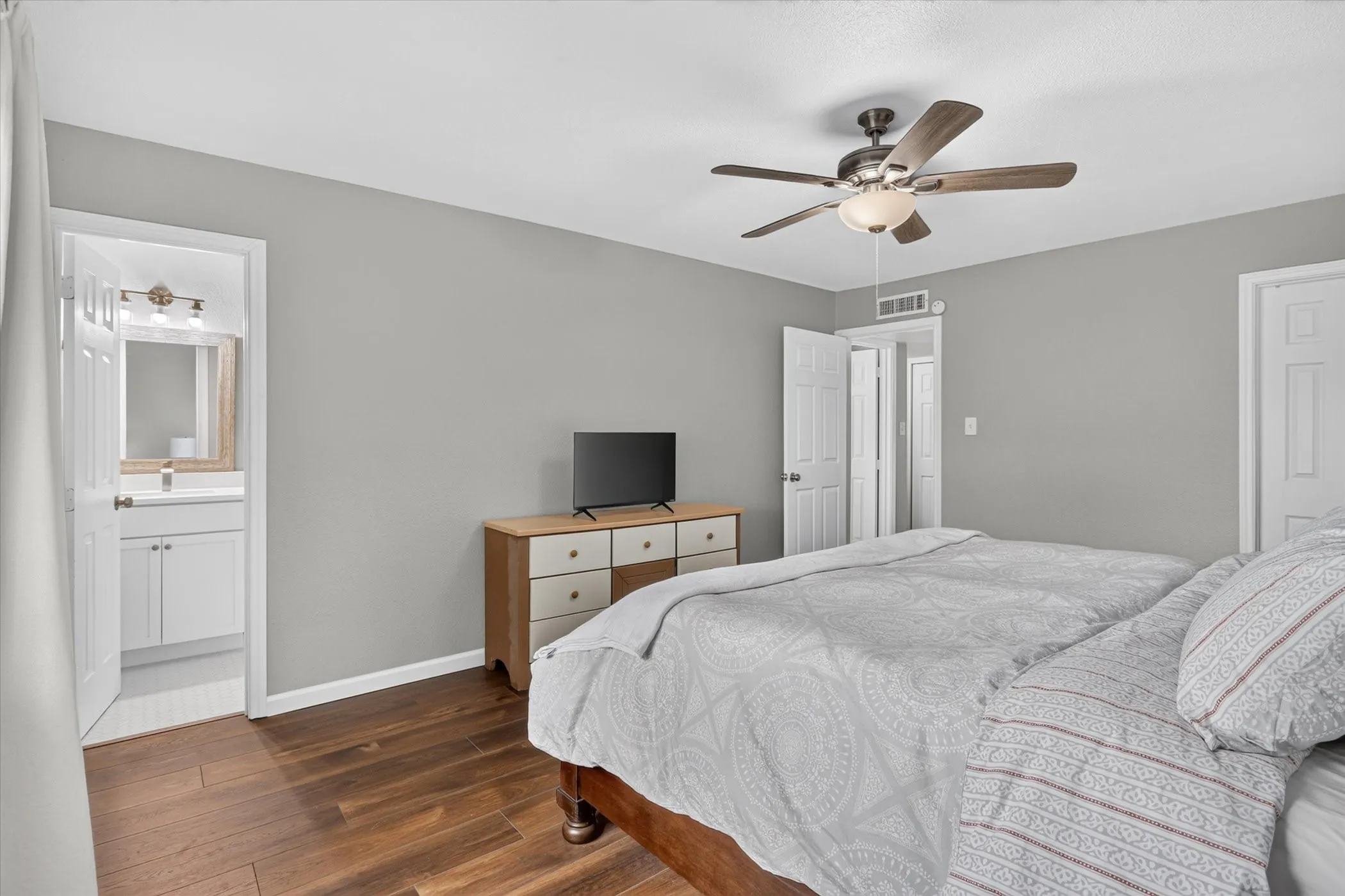 Single Family Residence For Sale in Dallas County , 1109 Coffeyville Trail, Grand Prairie, Texas 75052, 3 Bedroom, 2 Bathroom, 2 Garage spaces, 1,455 Sqft, built in 1980, mls#21311642, Real Estate Agent in Grand Prairie, Homes For Sale in Dallas county, Homes For Sale in Grand Prairie, Realtor in Grand Prairie Texas, Real Estate Brokerage Independent Realty Texas, Luminita Cordes Realtor