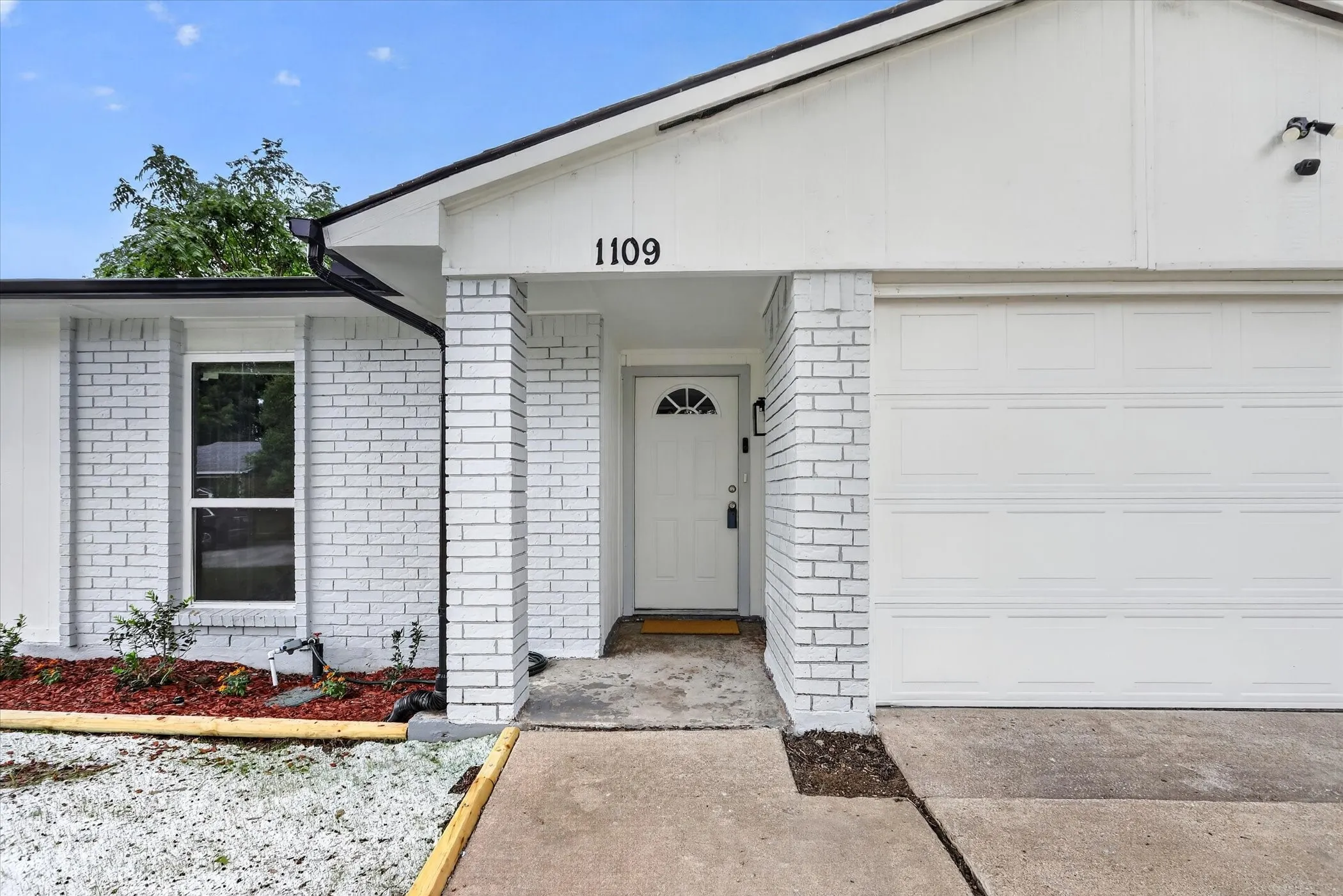 Single Family Residence For Sale in Dallas County , 1109 Coffeyville Trail, Grand Prairie, Texas 75052, 3 Bedroom, 2 Bathroom, 2 Garage spaces, 1,455 Sqft, built in 1980, mls#21311642, Real Estate Agent in Grand Prairie, Homes For Sale in Dallas county, Homes For Sale in Grand Prairie, Realtor in Grand Prairie Texas, Real Estate Brokerage Independent Realty Texas, Luminita Cordes Realtor