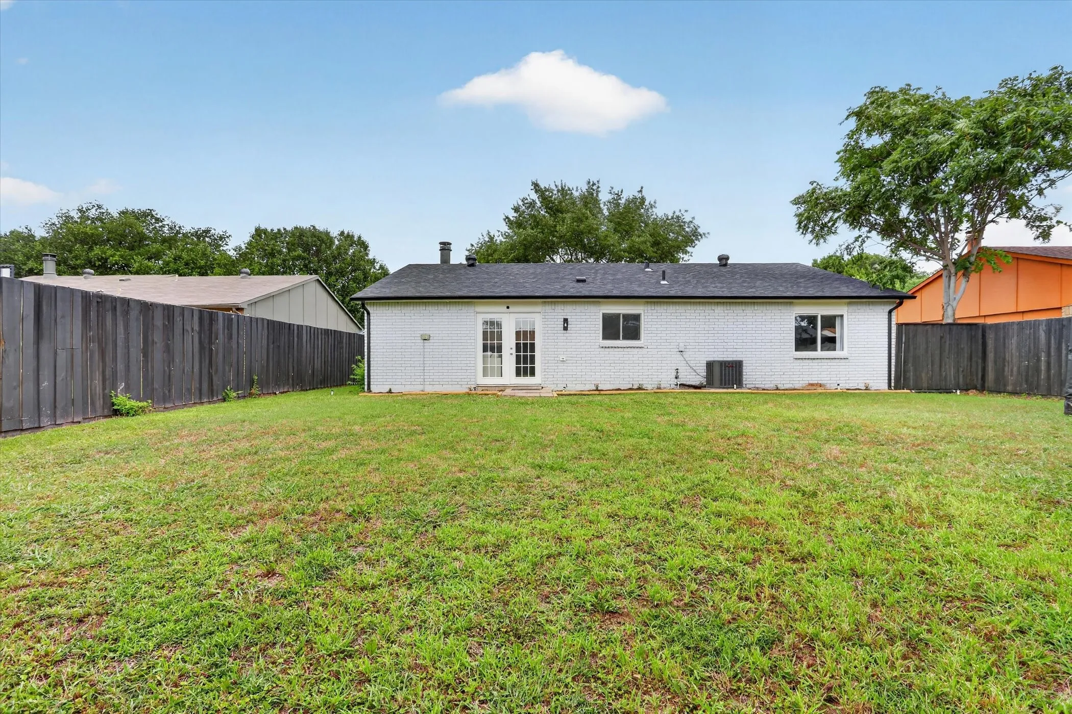 Single Family Residence For Sale in Dallas County , 1109 Coffeyville Trail, Grand Prairie, Texas 75052, 3 Bedroom, 2 Bathroom, 2 Garage spaces, 1,455 Sqft, built in 1980, mls#21311642, Real Estate Agent in Grand Prairie, Homes For Sale in Dallas county, Homes For Sale in Grand Prairie, Realtor in Grand Prairie Texas, Real Estate Brokerage Independent Realty Texas, Luminita Cordes Realtor