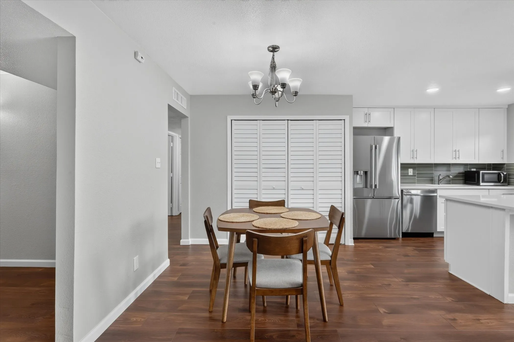 Single Family Residence For Sale in Dallas County , 1109 Coffeyville Trail, Grand Prairie, Texas 75052, 3 Bedroom, 2 Bathroom, 2 Garage spaces, 1,455 Sqft, built in 1980, mls#21311642, Real Estate Agent in Grand Prairie, Homes For Sale in Dallas county, Homes For Sale in Grand Prairie, Realtor in Grand Prairie Texas, Real Estate Brokerage Independent Realty Texas, Luminita Cordes Realtor