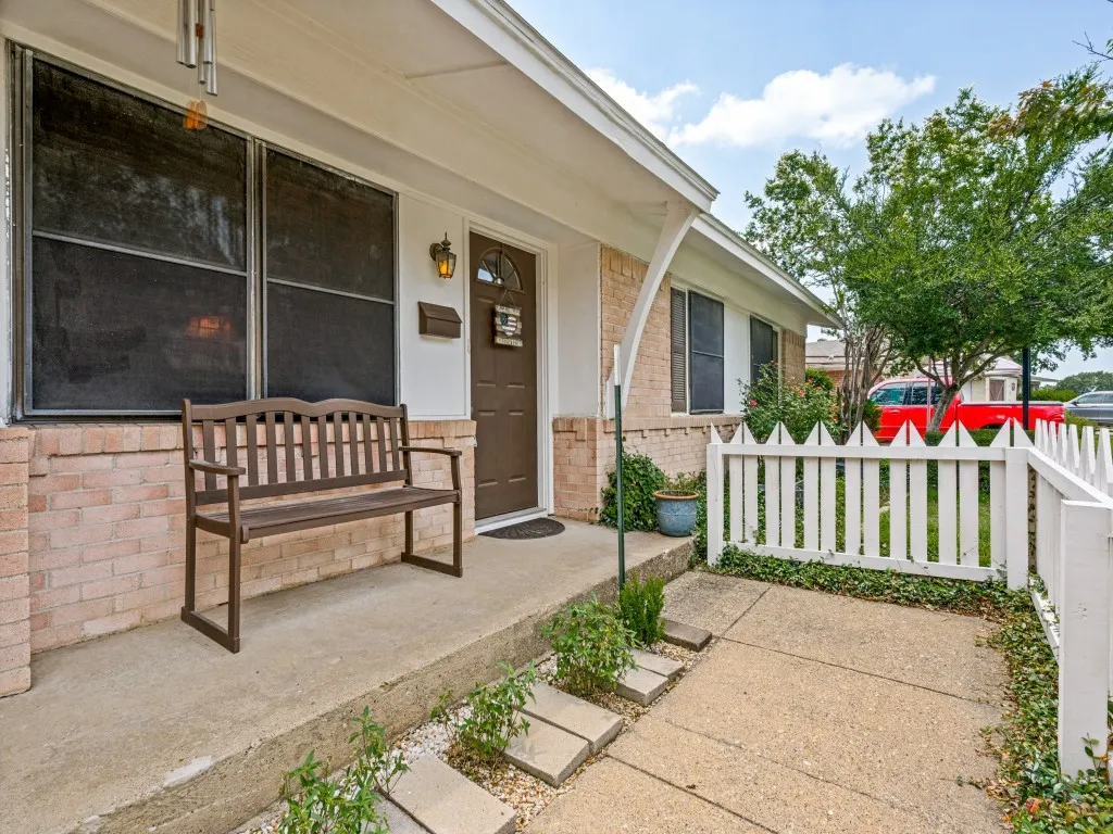 Single Family Residence For Sale in Dallas County , 1604 Pleasant Run Road, Carrollton, Texas 75006, 3 Bedroom, 1 Bathroom, 1 Garage spaces, 1,268 Sqft, built in 1961, mls#21313771, Real Estate Agent in Carrollton, Homes For Sale in Dallas county, Homes For Sale in Carrollton, Realtor in Carrollton Texas, Real Estate Brokerage Independent Realty Texas, Luminita Cordes Realtor