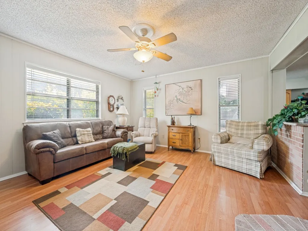 Single Family Residence For Sale in Dallas County , 1604 Pleasant Run Road, Carrollton, Texas 75006, 3 Bedroom, 1 Bathroom, 1 Garage spaces, 1,268 Sqft, built in 1961, mls#21313771, Real Estate Agent in Carrollton, Homes For Sale in Dallas county, Homes For Sale in Carrollton, Realtor in Carrollton Texas, Real Estate Brokerage Independent Realty Texas, Luminita Cordes Realtor
