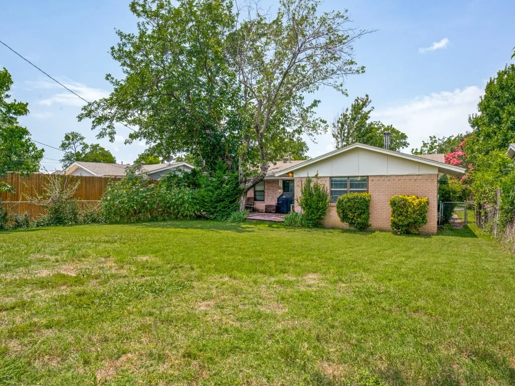 Single Family Residence For Sale in Dallas County , 1604 Pleasant Run Road, Carrollton, Texas 75006, 3 Bedroom, 1 Bathroom, 1 Garage spaces, 1,268 Sqft, built in 1961, mls#21313771, Real Estate Agent in Carrollton, Homes For Sale in Dallas county, Homes For Sale in Carrollton, Realtor in Carrollton Texas, Real Estate Brokerage Independent Realty Texas, Luminita Cordes Realtor