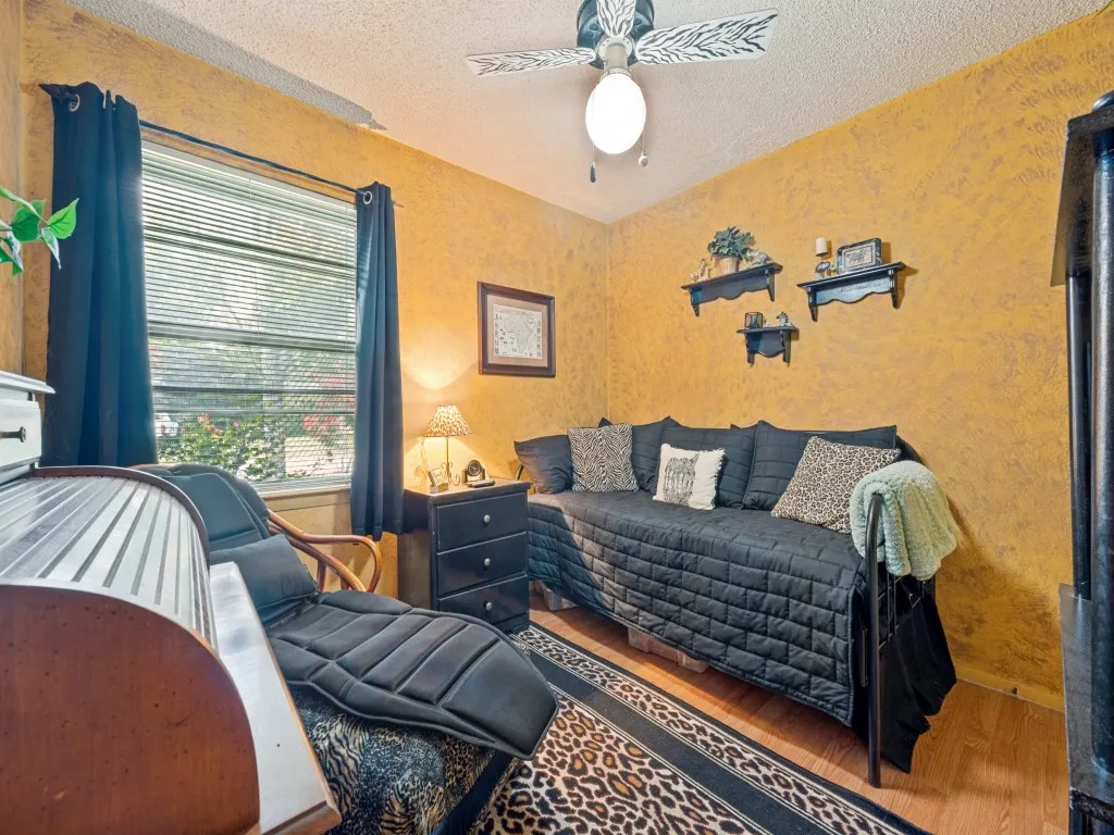 Single Family Residence For Sale in Dallas County , 1604 Pleasant Run Road, Carrollton, Texas 75006, 3 Bedroom, 1 Bathroom, 1 Garage spaces, 1,268 Sqft, built in 1961, mls#21313771, Real Estate Agent in Carrollton, Homes For Sale in Dallas county, Homes For Sale in Carrollton, Realtor in Carrollton Texas, Real Estate Brokerage Independent Realty Texas, Luminita Cordes Realtor