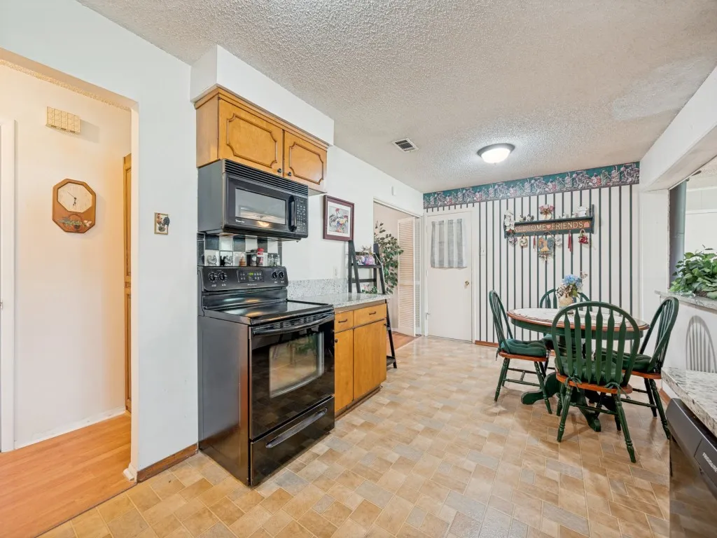 Single Family Residence For Sale in Dallas County , 1604 Pleasant Run Road, Carrollton, Texas 75006, 3 Bedroom, 1 Bathroom, 1 Garage spaces, 1,268 Sqft, built in 1961, mls#21313771, Real Estate Agent in Carrollton, Homes For Sale in Dallas county, Homes For Sale in Carrollton, Realtor in Carrollton Texas, Real Estate Brokerage Independent Realty Texas, Luminita Cordes Realtor
