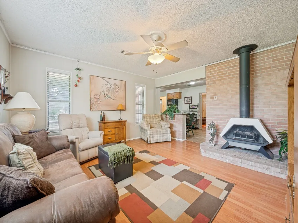 Single Family Residence For Sale in Dallas County , 1604 Pleasant Run Road, Carrollton, Texas 75006, 3 Bedroom, 1 Bathroom, 1 Garage spaces, 1,268 Sqft, built in 1961, mls#21313771, Real Estate Agent in Carrollton, Homes For Sale in Dallas county, Homes For Sale in Carrollton, Realtor in Carrollton Texas, Real Estate Brokerage Independent Realty Texas, Luminita Cordes Realtor