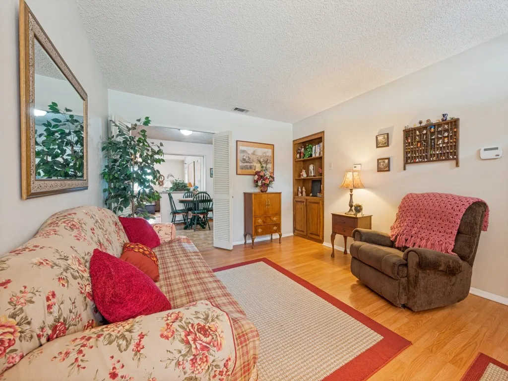 Single Family Residence For Sale in Dallas County , 1604 Pleasant Run Road, Carrollton, Texas 75006, 3 Bedroom, 1 Bathroom, 1 Garage spaces, 1,268 Sqft, built in 1961, mls#21313771, Real Estate Agent in Carrollton, Homes For Sale in Dallas county, Homes For Sale in Carrollton, Realtor in Carrollton Texas, Real Estate Brokerage Independent Realty Texas, Luminita Cordes Realtor