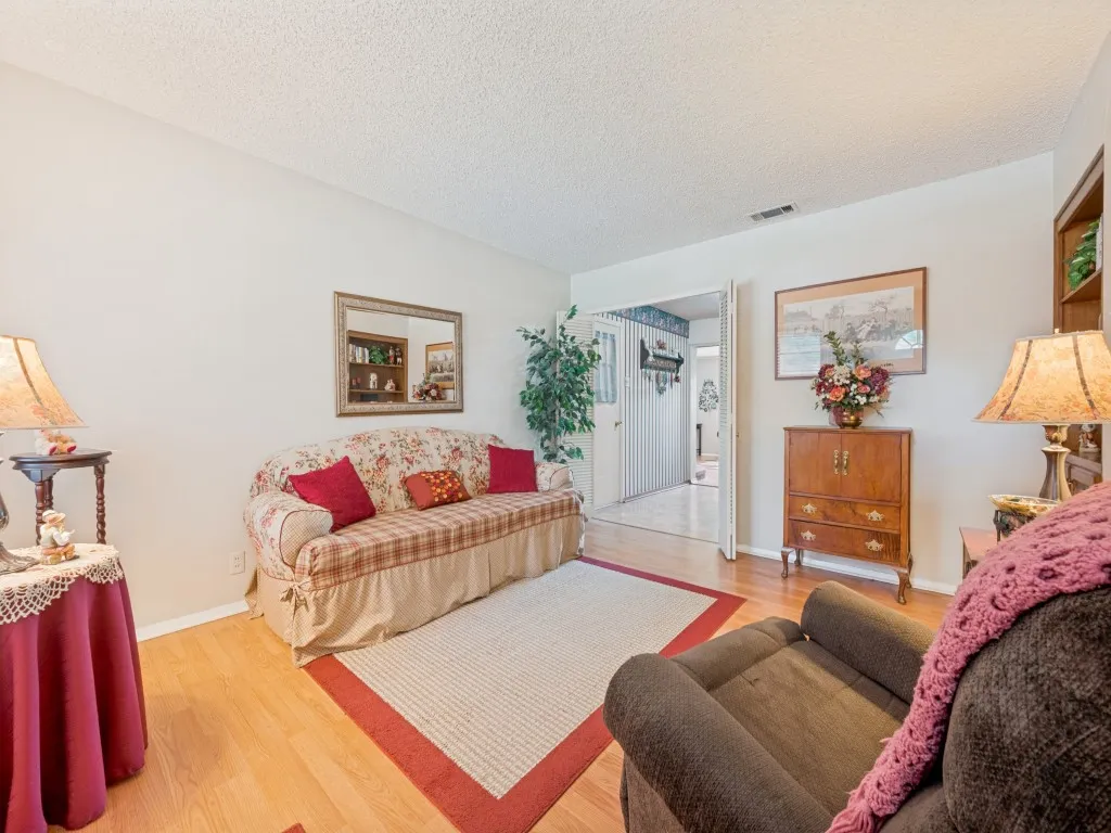 Single Family Residence For Sale in Dallas County , 1604 Pleasant Run Road, Carrollton, Texas 75006, 3 Bedroom, 1 Bathroom, 1 Garage spaces, 1,268 Sqft, built in 1961, mls#21313771, Real Estate Agent in Carrollton, Homes For Sale in Dallas county, Homes For Sale in Carrollton, Realtor in Carrollton Texas, Real Estate Brokerage Independent Realty Texas, Luminita Cordes Realtor