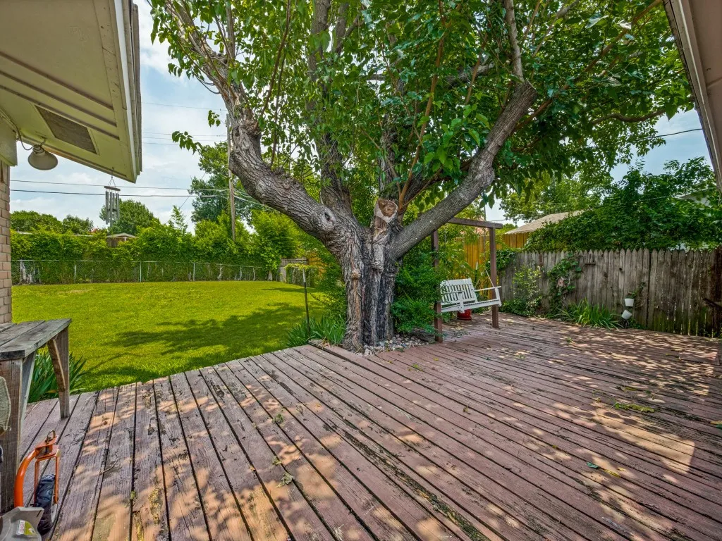 Single Family Residence For Sale in Dallas County , 1604 Pleasant Run Road, Carrollton, Texas 75006, 3 Bedroom, 1 Bathroom, 1 Garage spaces, 1,268 Sqft, built in 1961, mls#21313771, Real Estate Agent in Carrollton, Homes For Sale in Dallas county, Homes For Sale in Carrollton, Realtor in Carrollton Texas, Real Estate Brokerage Independent Realty Texas, Luminita Cordes Realtor