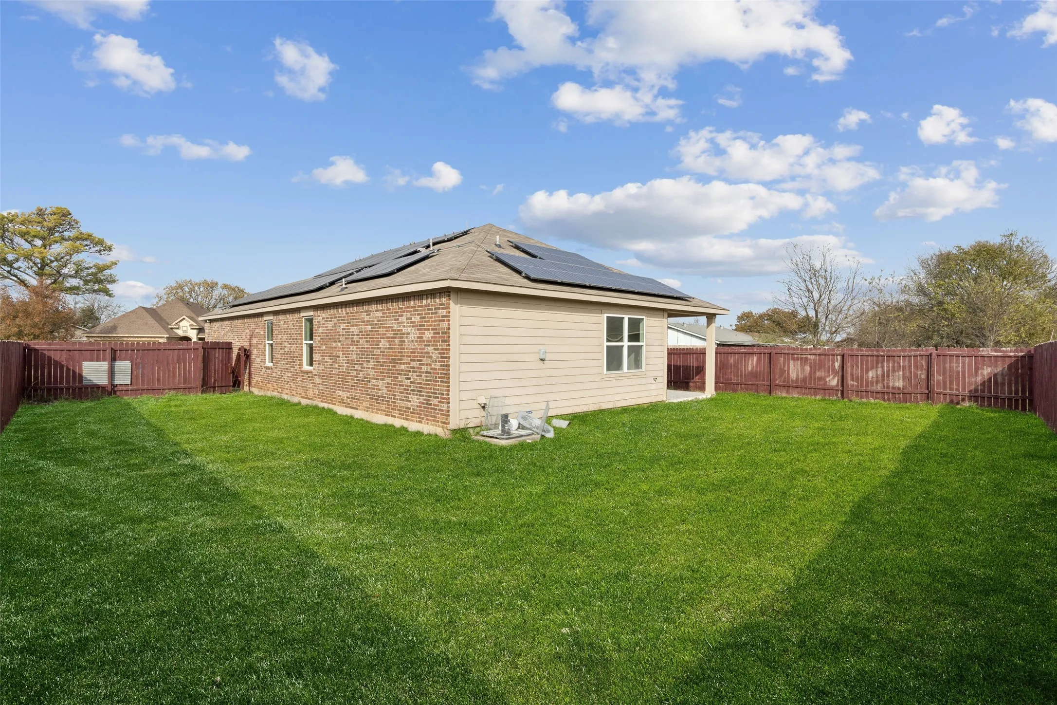 Single Family Residence For Sale in Dallas County , 1020 Walnut Ridge Drive, Hutchins, Texas 75141, 3 Bedroom, 2 Bathroom, 2 Garage spaces, 1,596 Sqft, built in 2018, mls#21309426, Real Estate Agent in Hutchins, Homes For Sale in Dallas county, Homes For Sale in Hutchins, Realtor in Hutchins Texas, Real Estate Brokerage Independent Realty Texas, Luminita Cordes Realtor