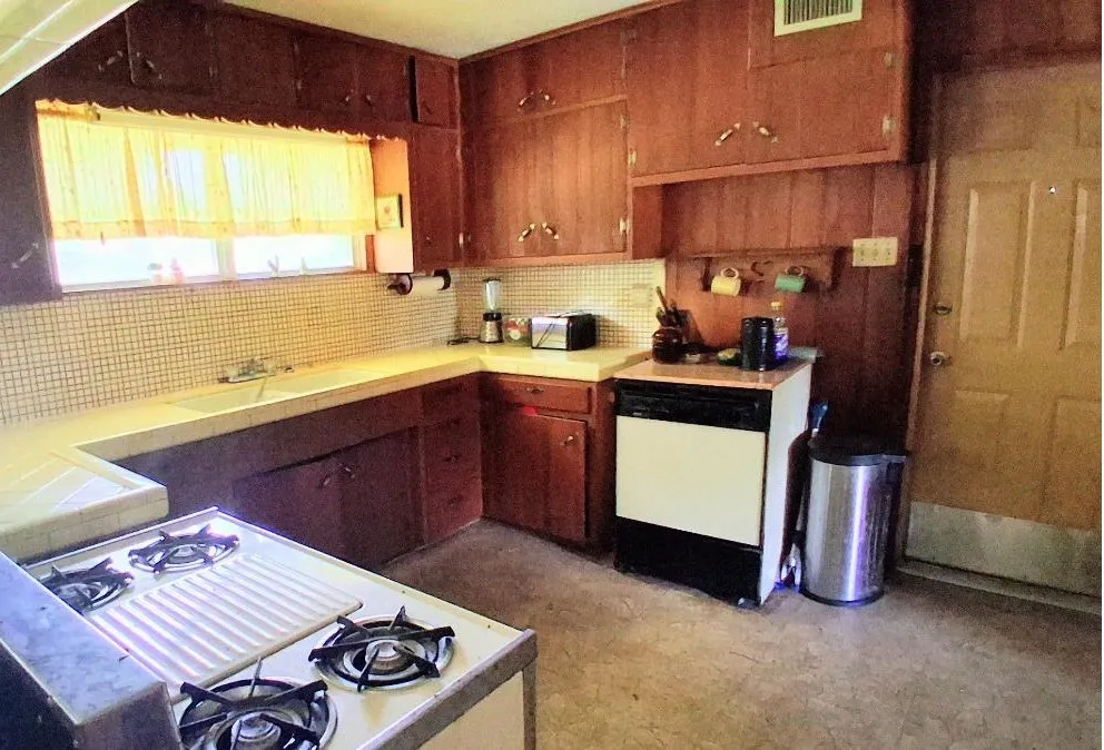Single Family Residence For Sale in Brazos County , 913 Lazy Lane, Bryan, Texas 77802, 3 Bedroom, 3 Bathroom, 2 Garage spaces, 1,986 Sqft, built in 1954, mls#21313354, Real Estate Agent in Bryan, Homes For Sale in Brazos county, Homes For Sale in Bryan, Realtor in Bryan Texas, Real Estate Brokerage Independent Realty Texas, Luminita Cordes Realtor