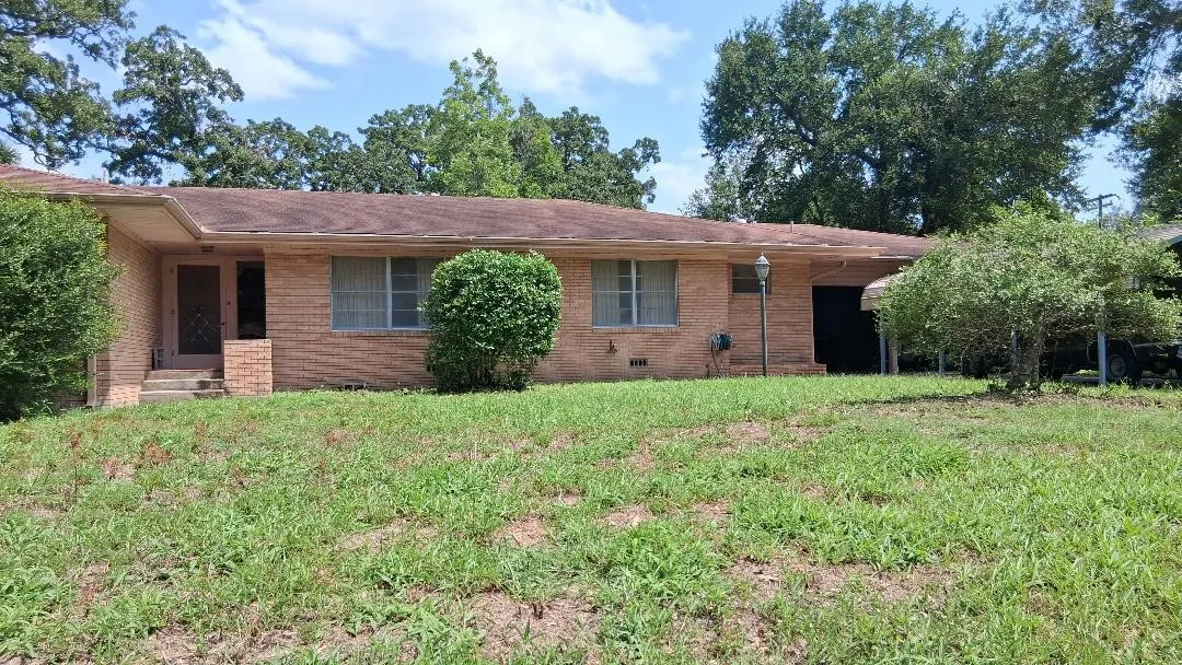 Single Family Residence For Sale in Brazos County , 913 Lazy Lane, Bryan, Texas 77802, 3 Bedroom, 3 Bathroom, 2 Garage spaces, 1,986 Sqft, built in 1954, mls#21313354, Real Estate Agent in Bryan, Homes For Sale in Brazos county, Homes For Sale in Bryan, Realtor in Bryan Texas, Real Estate Brokerage Independent Realty Texas, Luminita Cordes Realtor