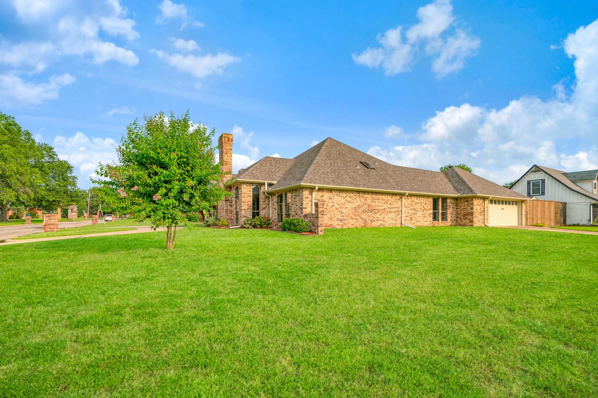 Single Family Residence For Sale in Lamar County , 1945 N Collegiate Drive, Paris, Texas 75462, 4 Bedroom, 3 Bathroom, 2 Garage spaces, 2,484 Sqft, built in 1989, mls#21313769, Real Estate Agent in Paris, Homes For Sale in Lamar county, Homes For Sale in Paris, Realtor in Paris Texas, Real Estate Brokerage Independent Realty Texas, Luminita Cordes Realtor
