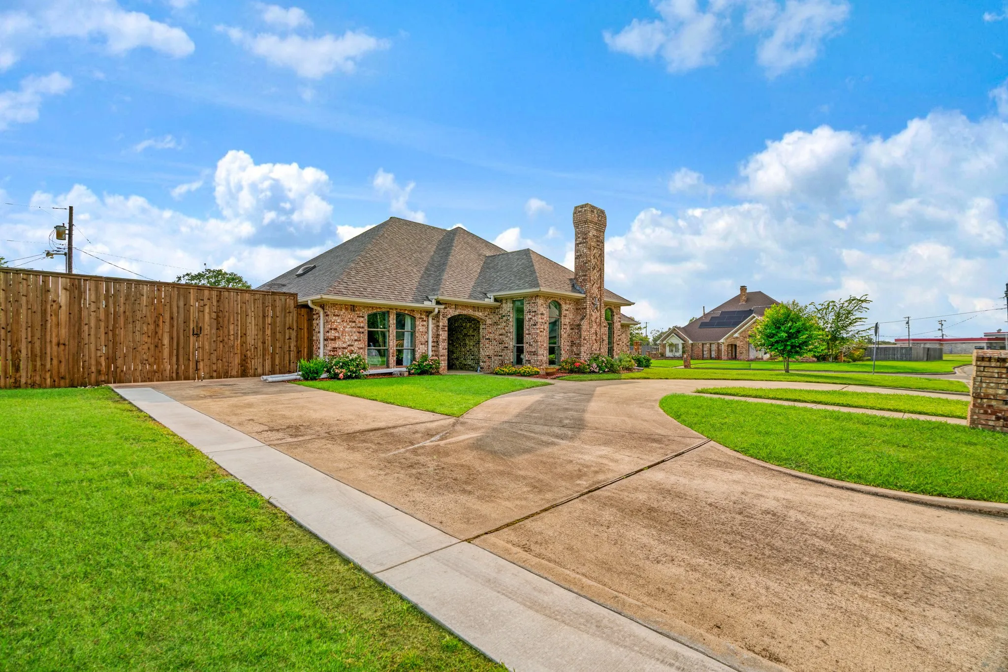 Single Family Residence For Sale in Lamar County , 1945 N Collegiate Drive, Paris, Texas 75462, 4 Bedroom, 3 Bathroom, 2 Garage spaces, 2,484 Sqft, built in 1989, mls#21313769, Real Estate Agent in Paris, Homes For Sale in Lamar county, Homes For Sale in Paris, Realtor in Paris Texas, Real Estate Brokerage Independent Realty Texas, Luminita Cordes Realtor