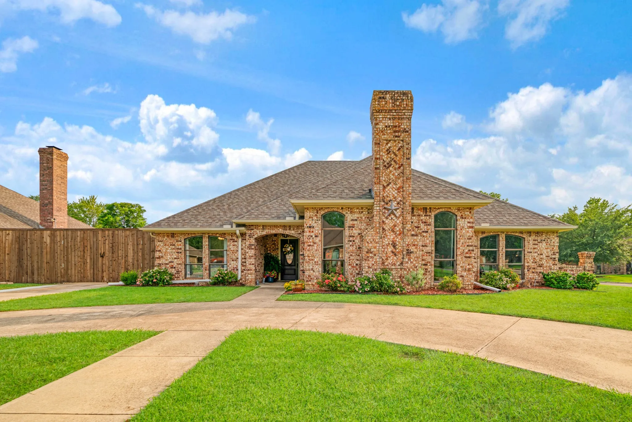 Single Family Residence For Sale in Lamar County , 1945 N Collegiate Drive, Paris, Texas 75462, 4 Bedroom, 3 Bathroom, 2 Garage spaces, 2,484 Sqft, built in 1989, mls#21313769, Real Estate Agent in Paris, Homes For Sale in Lamar county, Homes For Sale in Paris, Realtor in Paris Texas, Real Estate Brokerage Independent Realty Texas, Luminita Cordes Realtor