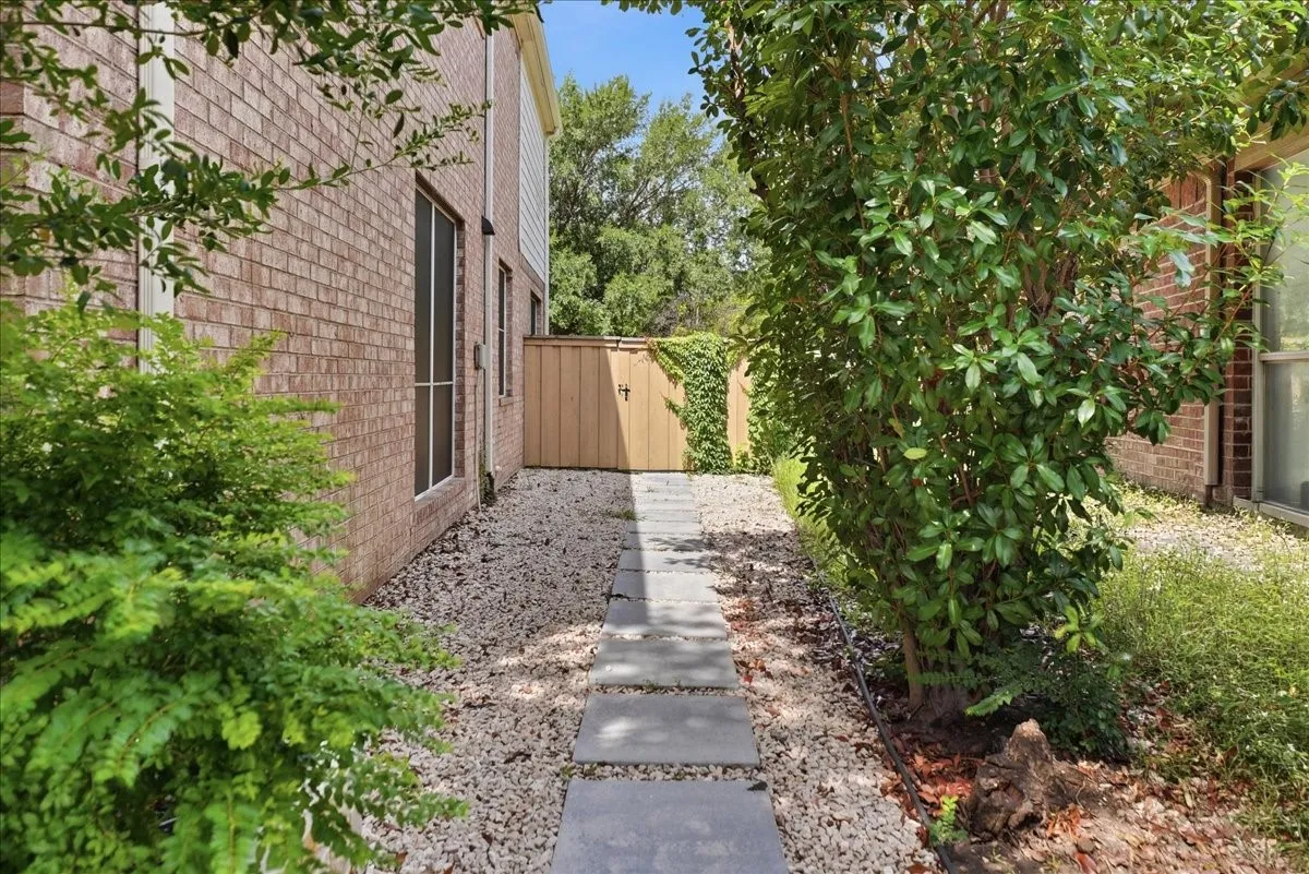 Single Family Residence For Sale in Collin County , 2308 Aberdeen Avenue, Mc Kinney, Texas 75072, 4 Bedroom, 3 Bathroom, 2 Garage spaces, 2,399 Sqft, built in 1999, mls#21313642, Real Estate Agent in Mc Kinney, Homes For Sale in Collin county, Homes For Sale in Mc Kinney, Realtor in Mc Kinney Texas, Real Estate Brokerage Independent Realty Texas, Luminita Cordes Realtor