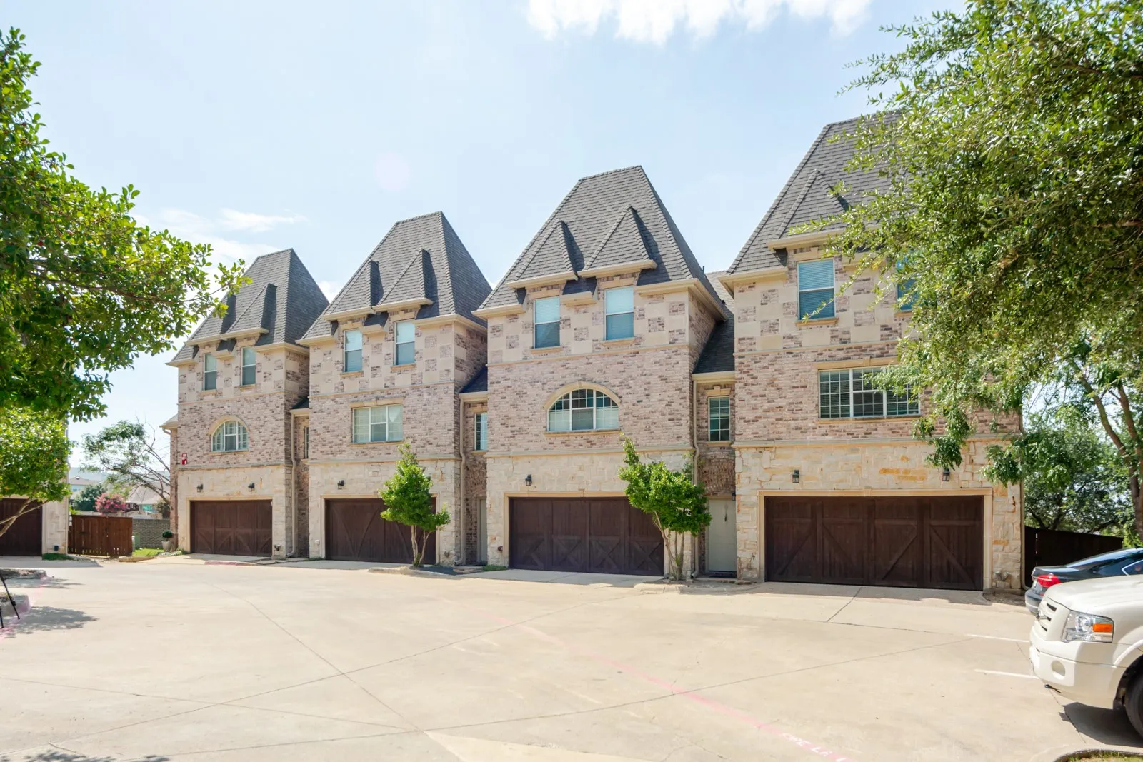 Condominium For Sale in Denton County , 2700 Club Ridge Drive 1, Lewisville, Texas 75067, 3 Bedroom, 4 Bathroom, 2 Garage spaces, 1,750 Sqft, built in 2008, mls#21309215, Real Estate Agent in Lewisville, Homes For Sale in Denton county, Homes For Sale in Lewisville, Realtor in Lewisville Texas, Real Estate Brokerage Independent Realty Texas, Luminita Cordes Realtor