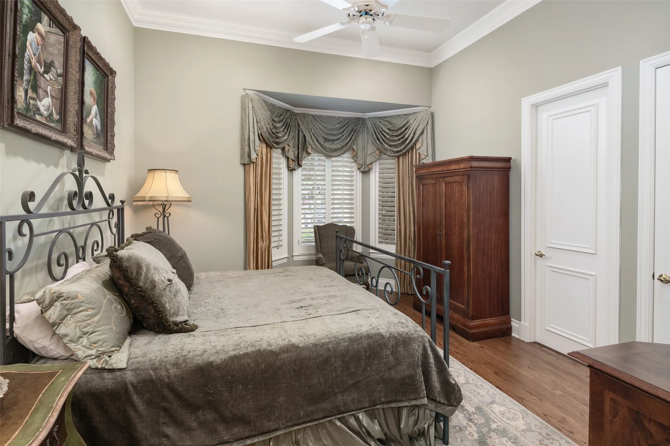 Downstairs Guest with Ensuite Bath