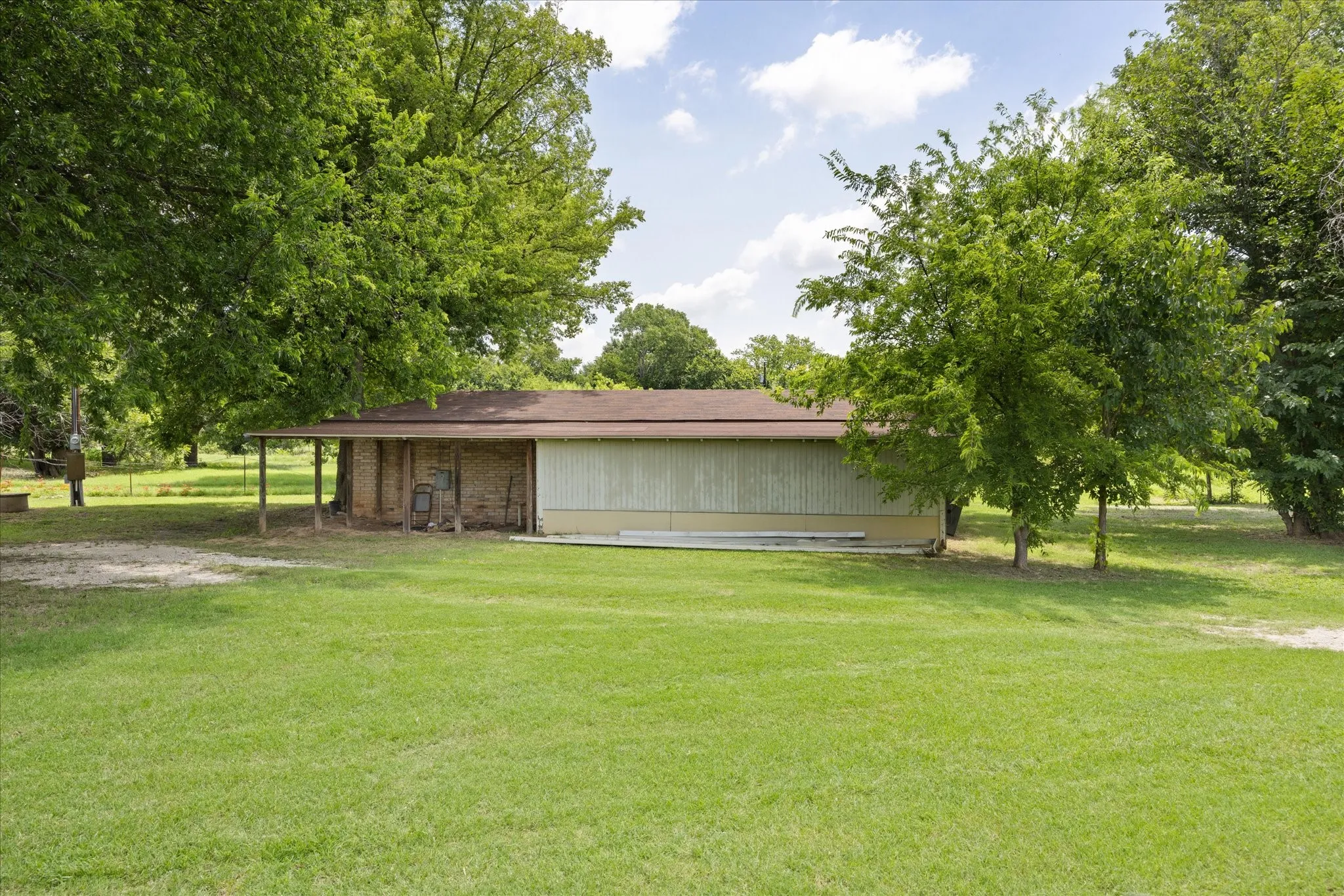 Single Family Residence For Sale in Hood County , 4210 Waples Road, Granbury, Texas 76049, 3 Bedroom, 2 Bathroom, 2 Garage spaces, 2,366 Sqft, built in 1970, mls#21313807, Real Estate Agent in Granbury, Homes For Sale in Hood county, Homes For Sale in Granbury, Realtor in Granbury Texas, Real Estate Brokerage Independent Realty Texas, Luminita Cordes Realtor