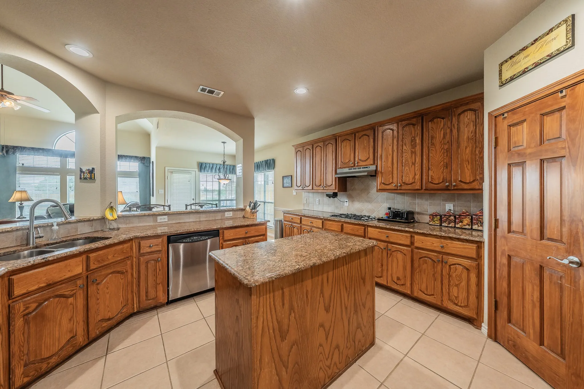 Single Family Residence For Sale in Tarrant County , 1424 Bassett Hound Drive, Fort Worth, Texas 76052, 5 Bedroom, 4 Bathroom, 4 Garage spaces, 4,421 Sqft, built in 2006, mls#21305953, Real Estate Agent in Fort Worth, Homes For Sale in Tarrant county, Homes For Sale in Fort Worth, Realtor in Fort Worth Texas, Real Estate Brokerage Independent Realty Texas, Luminita Cordes Realtor