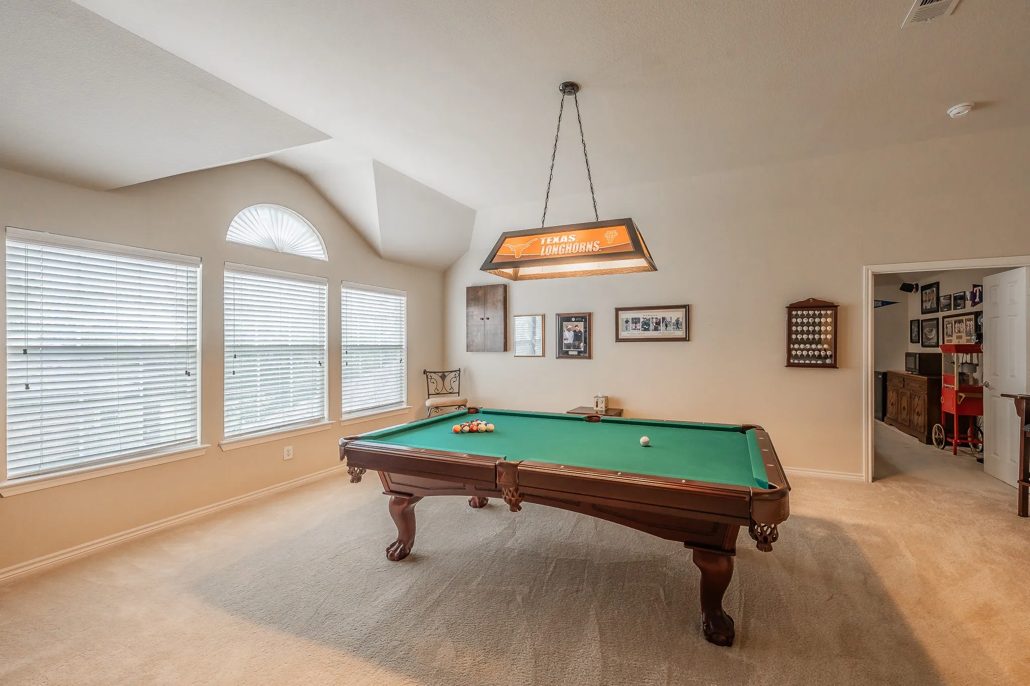 Single Family Residence For Sale in Tarrant County , 1424 Bassett Hound Drive, Fort Worth, Texas 76052, 5 Bedroom, 4 Bathroom, 4 Garage spaces, 4,421 Sqft, built in 2006, mls#21305953, Real Estate Agent in Fort Worth, Homes For Sale in Tarrant county, Homes For Sale in Fort Worth, Realtor in Fort Worth Texas, Real Estate Brokerage Independent Realty Texas, Luminita Cordes Realtor