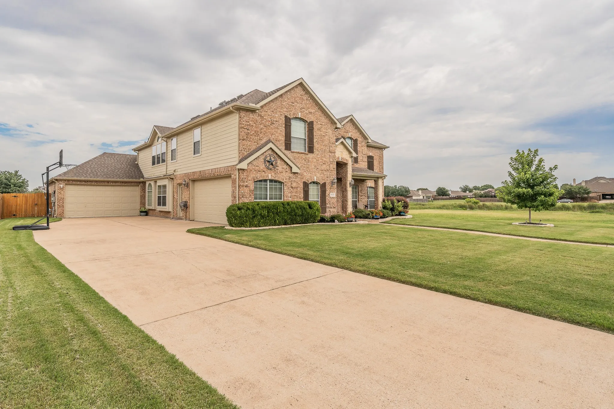 Single Family Residence For Sale in Tarrant County , 1424 Bassett Hound Drive, Fort Worth, Texas 76052, 5 Bedroom, 4 Bathroom, 4 Garage spaces, 4,421 Sqft, built in 2006, mls#21305953, Real Estate Agent in Fort Worth, Homes For Sale in Tarrant county, Homes For Sale in Fort Worth, Realtor in Fort Worth Texas, Real Estate Brokerage Independent Realty Texas, Luminita Cordes Realtor